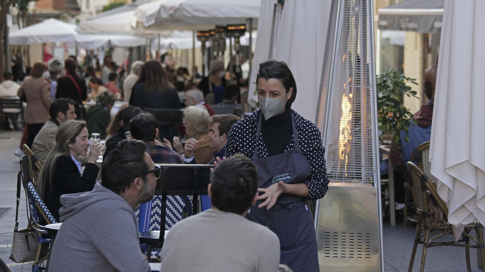 Ambiente en los bares y restaurantes de Algeciras en el fin de semana