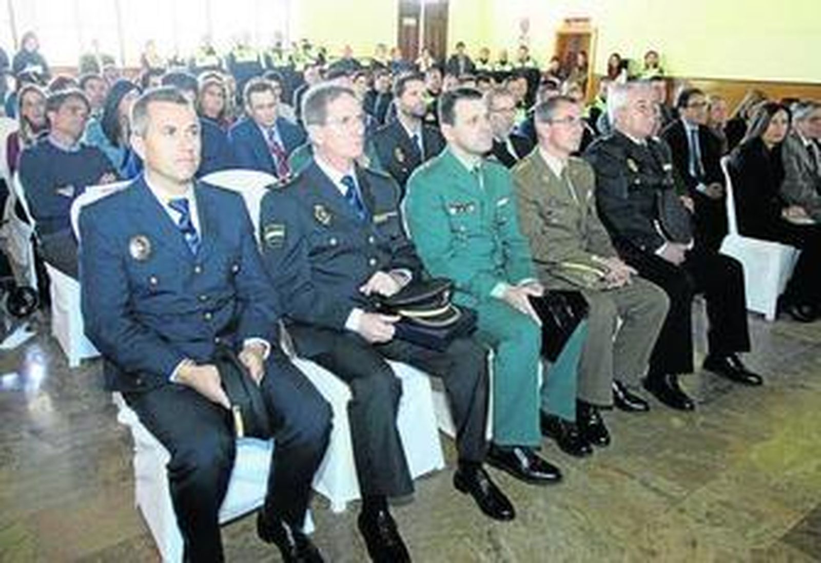 Autoridades que asistieron a la gala de distinciones de la Policía Portuaria y en la que fue homenajeado el Jefe de la Policía Adscrita a la Junta de Andalucía, Francisco Llinares.