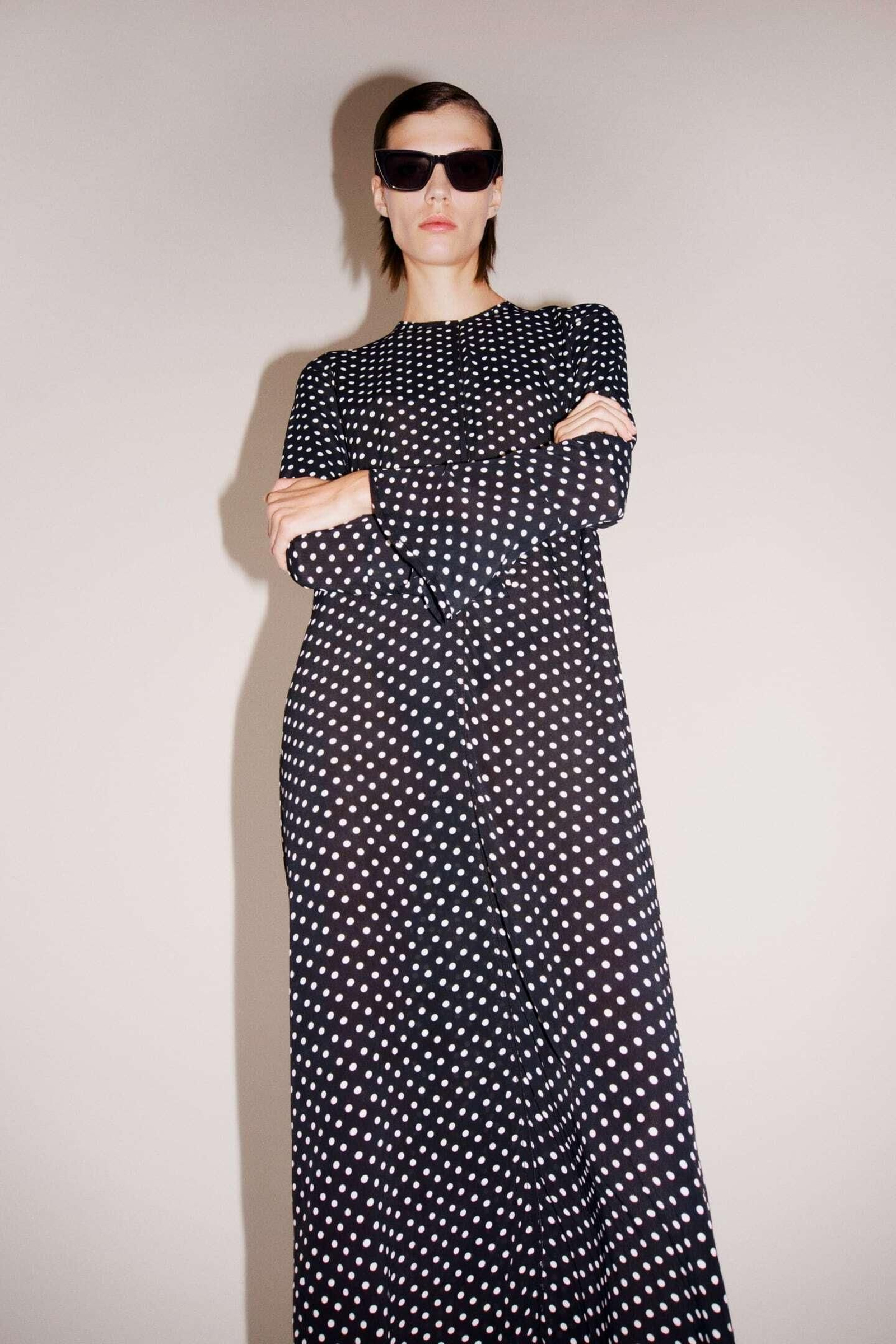 Vestido de lunares de Zara.