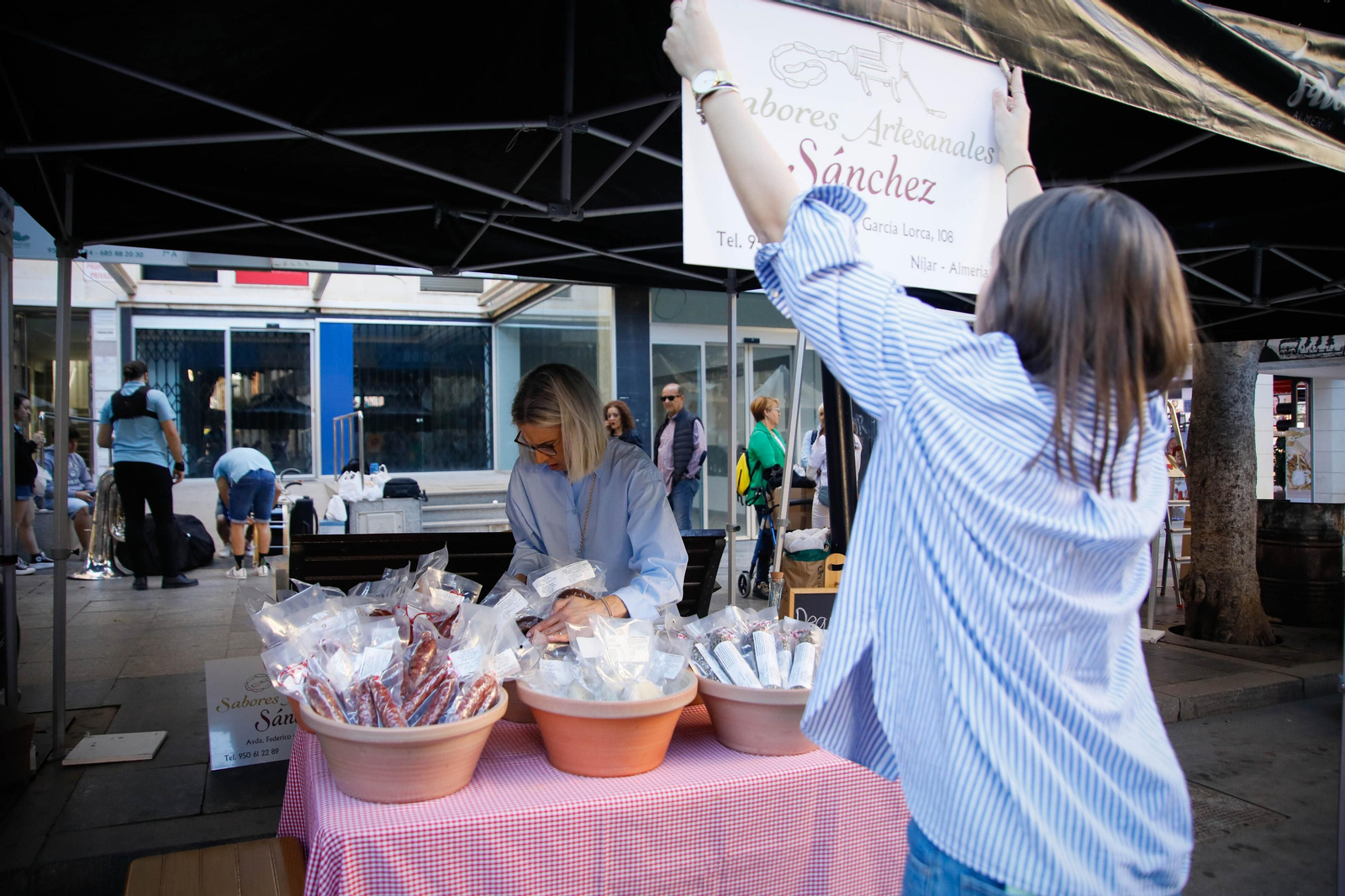 Así es la alfombra de serrín de 60 metros en el Paseo de Almería, en imágenes.