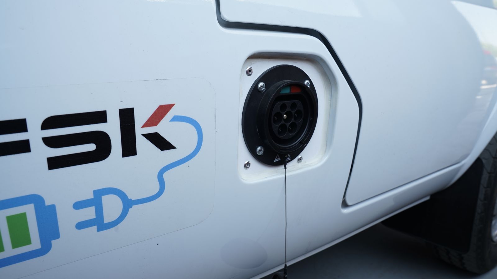 El conector de carga está situado en un lugar muy accesible, junto a la puerta del acompañante.