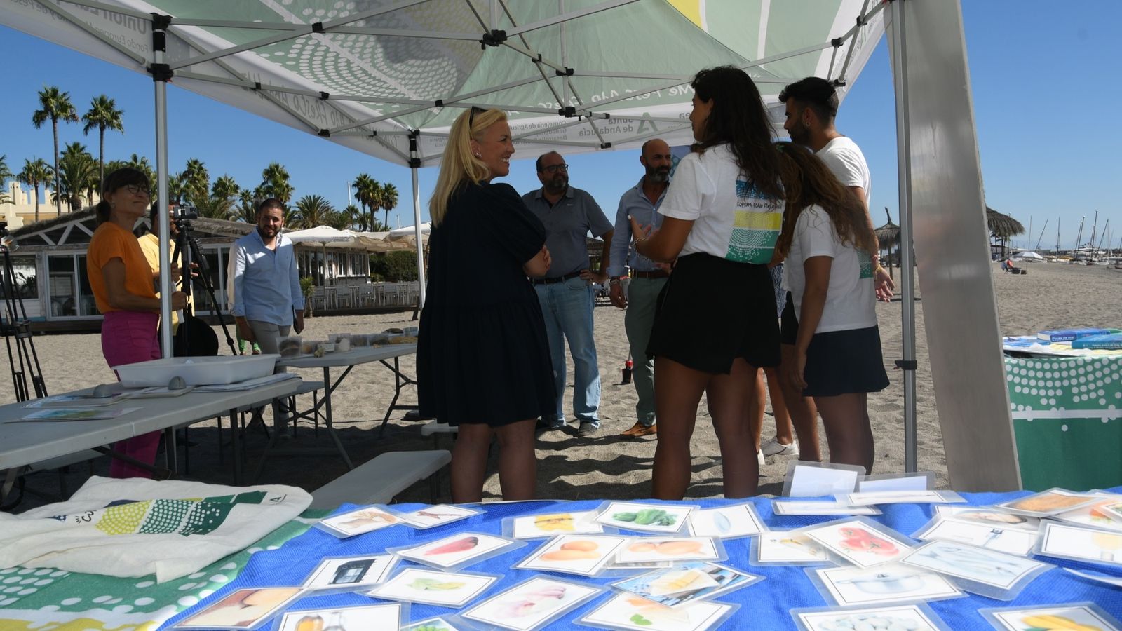 La campña 'Consume pescado fresco andaluz' en la playa de Sotogrande.