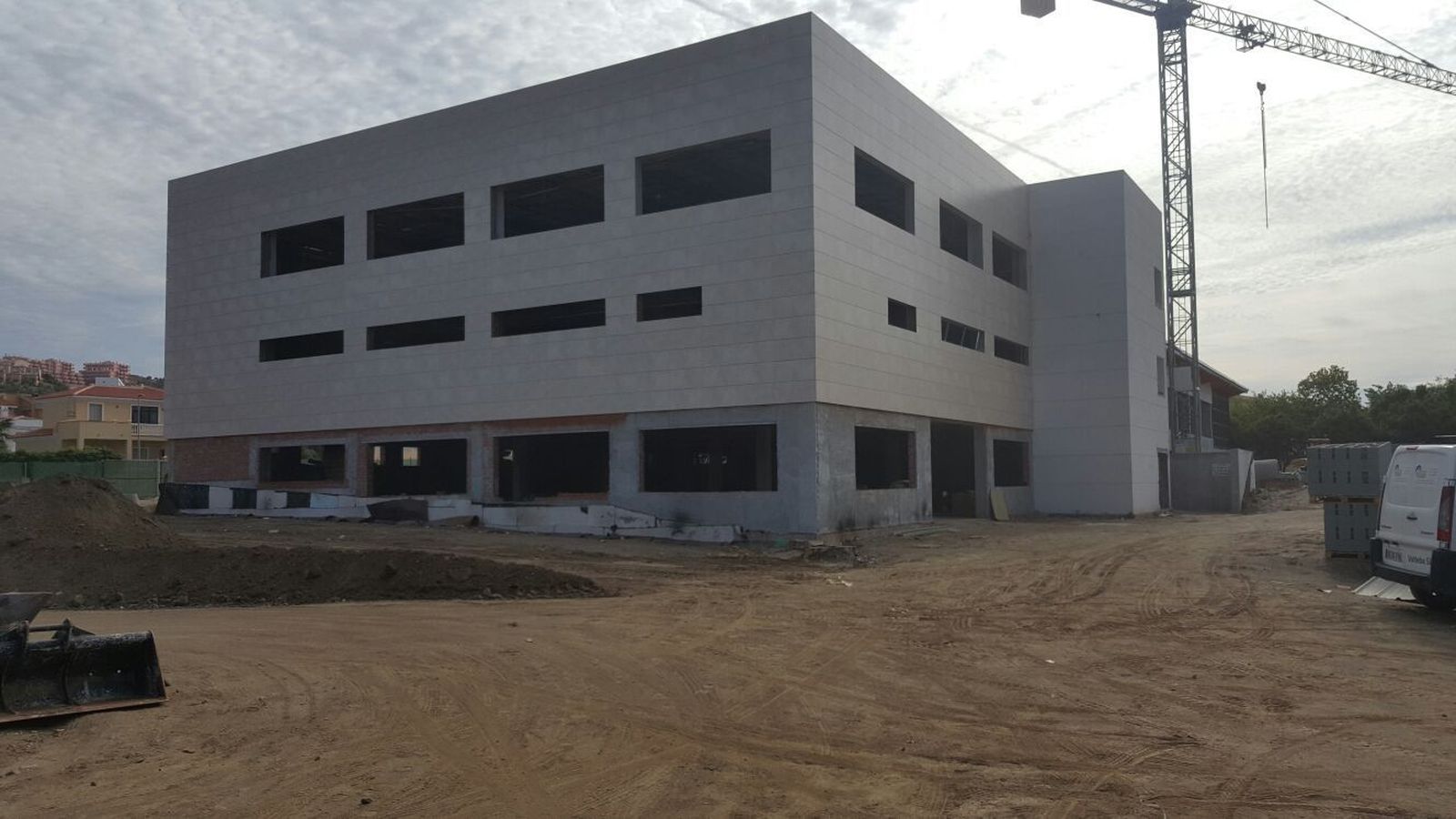 Edificio donde se encuentra la piscina en Huerta Julián.