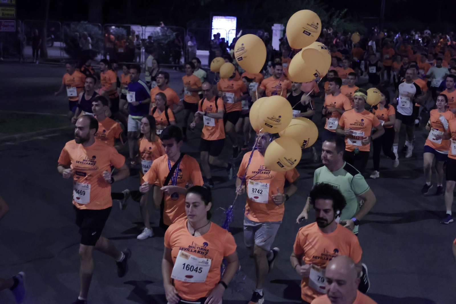 Búscate en la Carrera Nocturna de Sevilla (1)