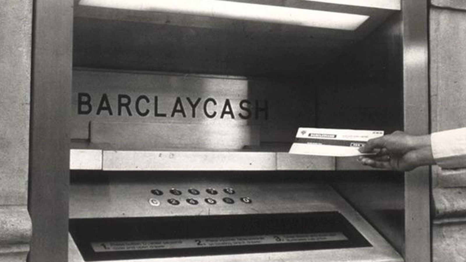 Primer cajero automático, perteneciente a Barclays Bank.