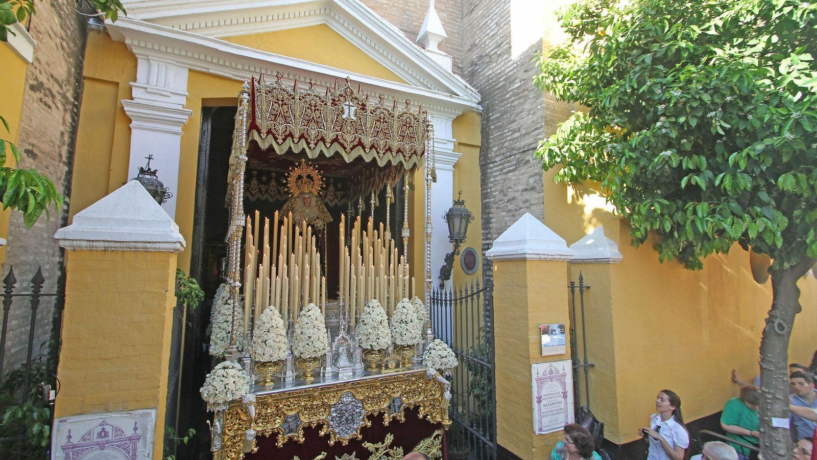 La Virgen del Buen Fin saliendo de la Iglesia de San Martín.