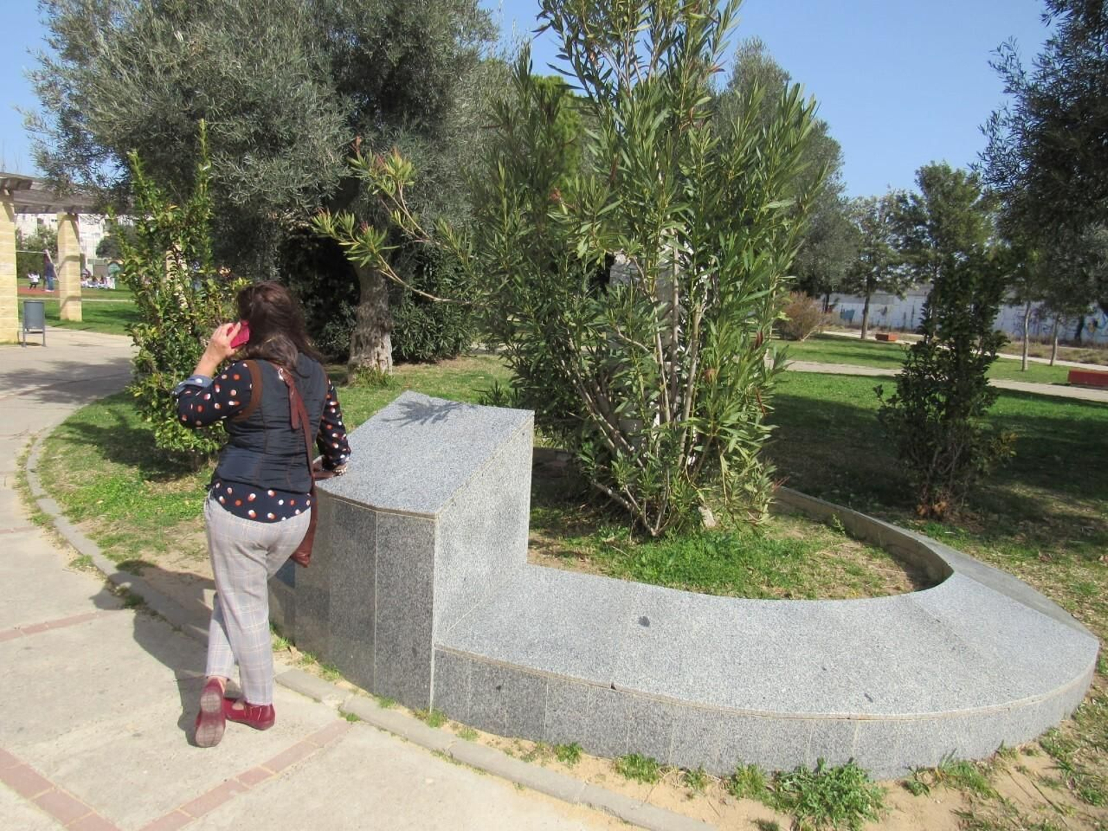 Palos Blancos pide pistas de petanca y que se reponga la placa en la base del monumento al 11-M.