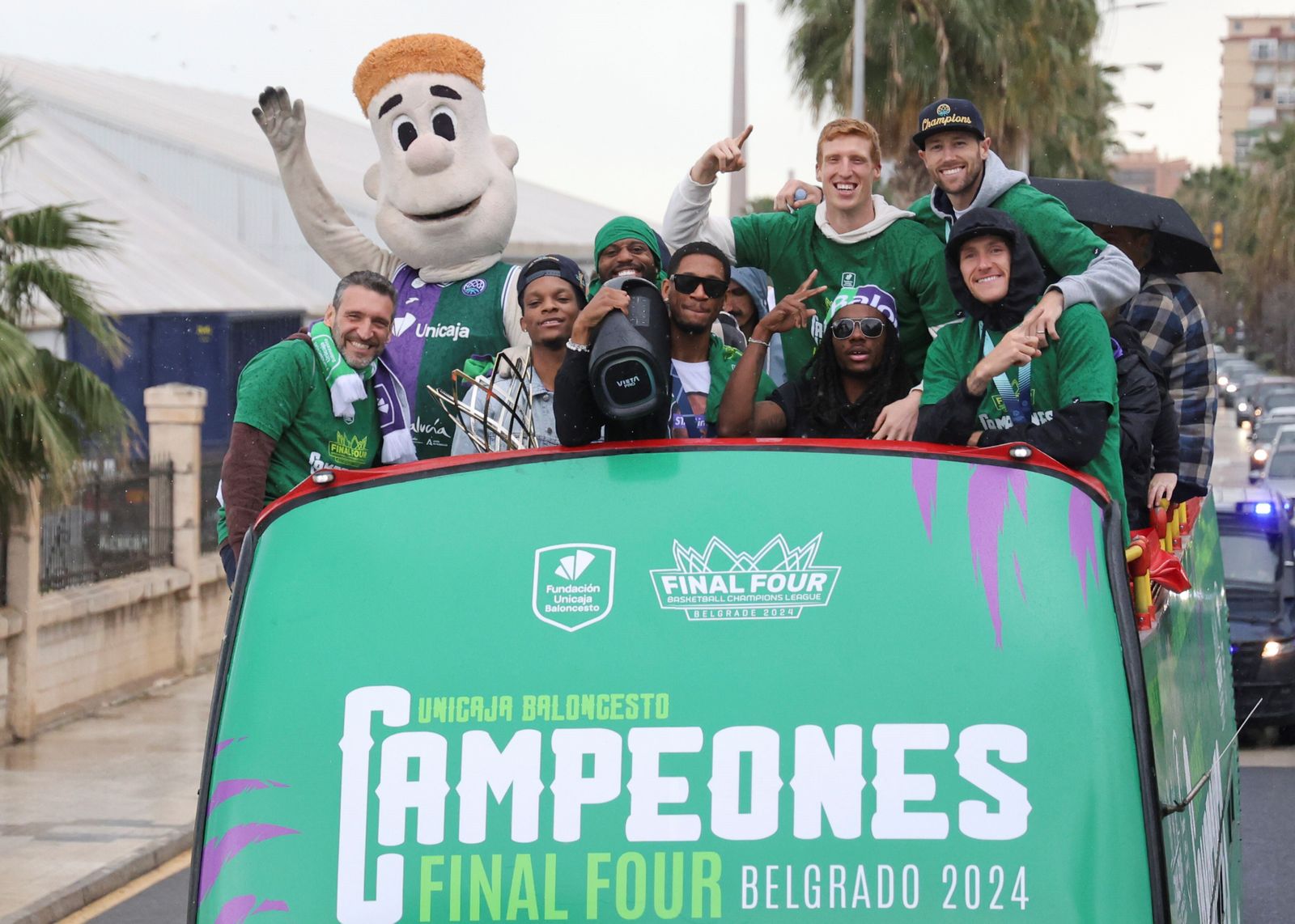 El Unicaja celebra en las calles de Málaga el título de la BCL
