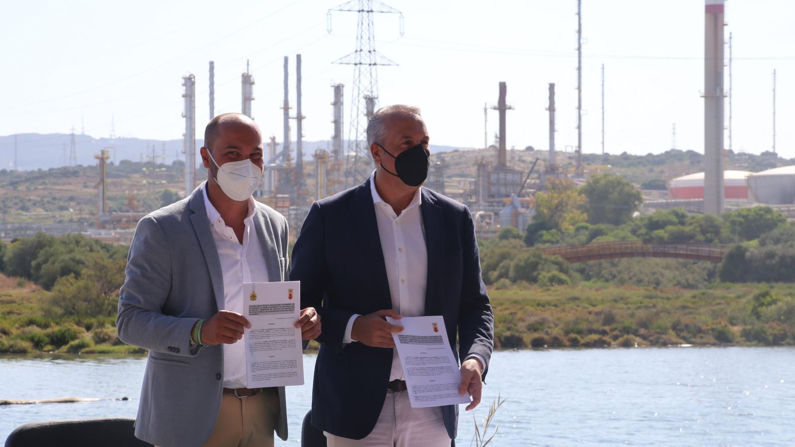 Los dos regidores muestran el documento.