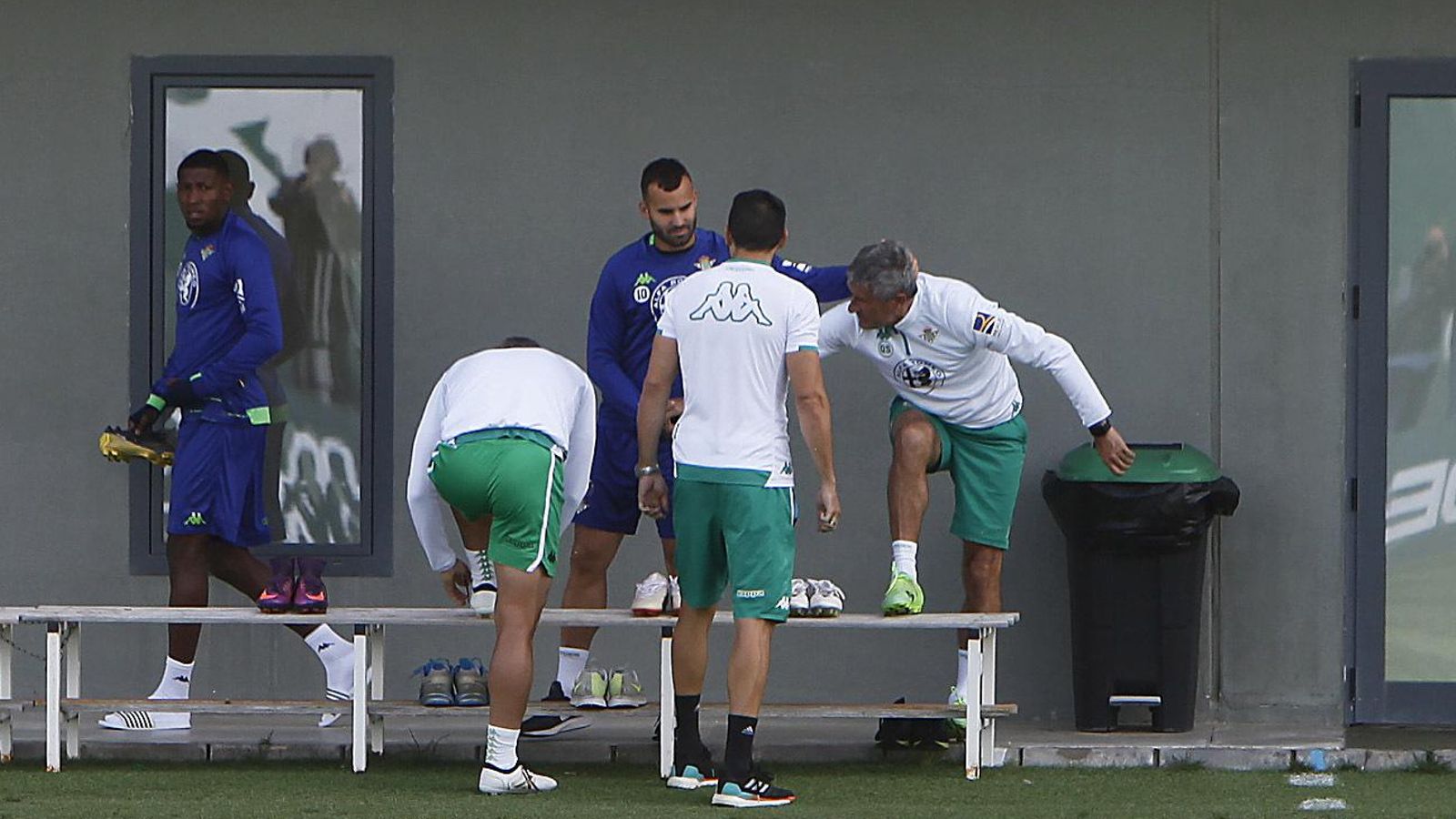 Jesé saluda a Setién antes de comenzar el entrenamiento.