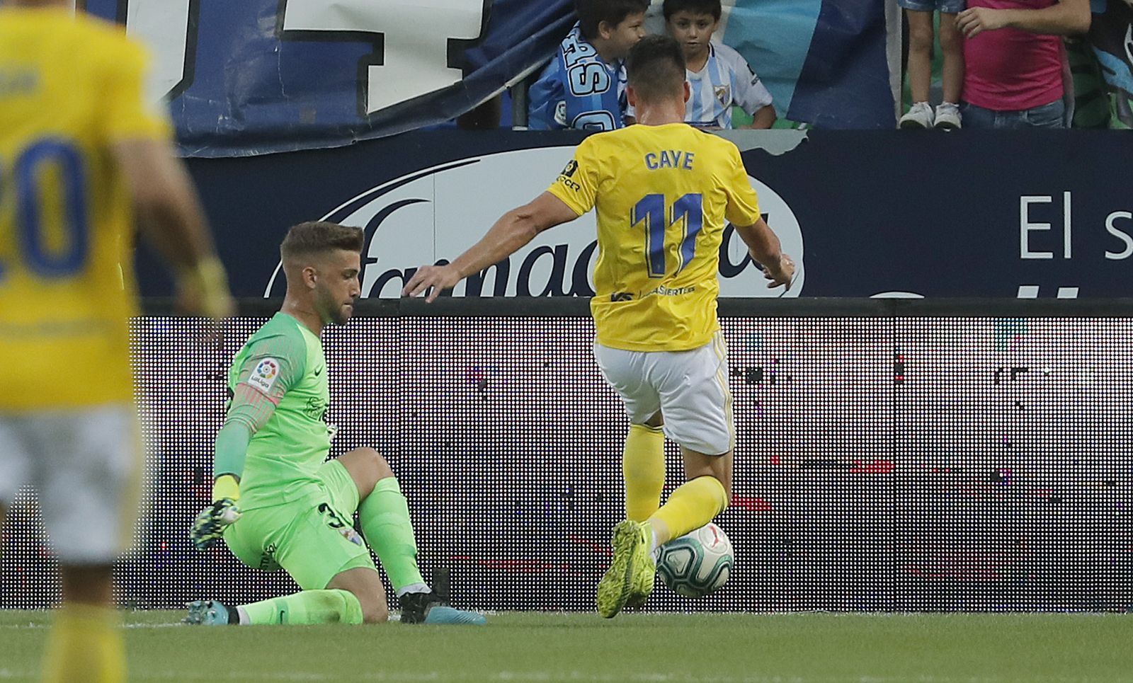 Caye Quintana regatea al portero del Málaga antes de marcar el gol.