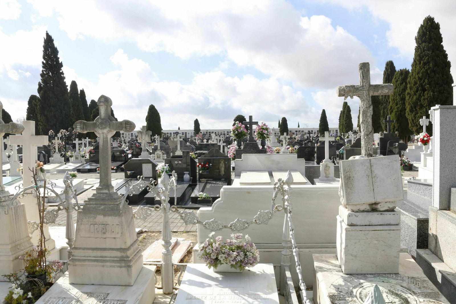 Vista general de las lápidas de un cementerio.