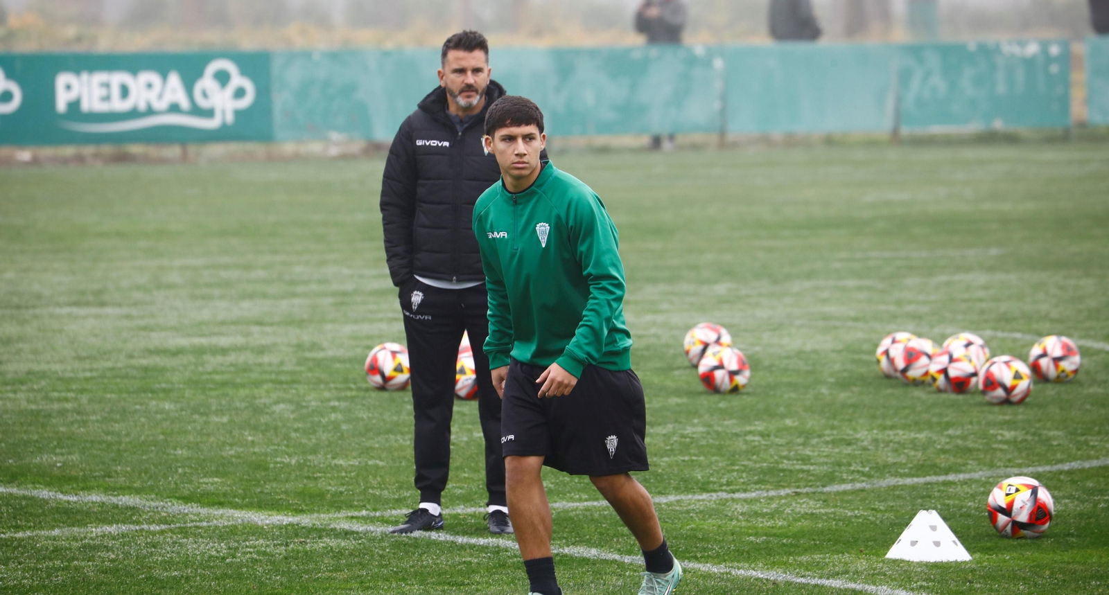 Iván Ania observa el trabajo de Adri Vázquez en un entrenamiento del Córdoba CF.