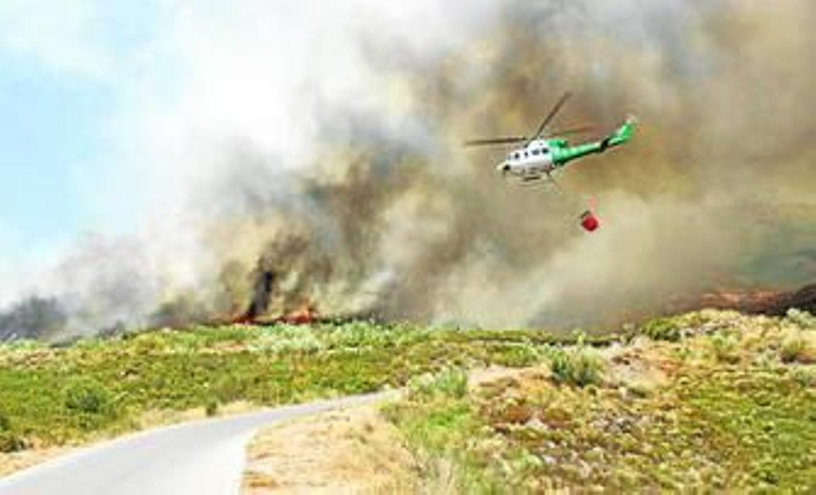 Centeranes de efectivos del Infoca se desplazaron hasta la zona con 12 medios aéreos.