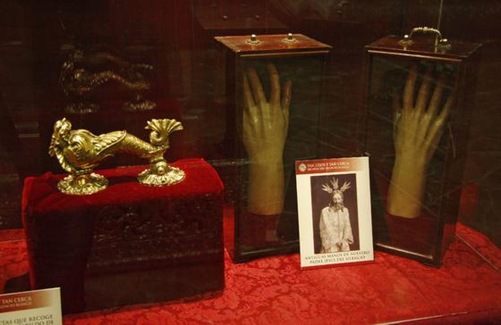 Los visitantes aprecian los objetos de la exposición "Tan lejos y tan cerca", de la Hermandad de la Amargura.

Foto: Belen Vargas