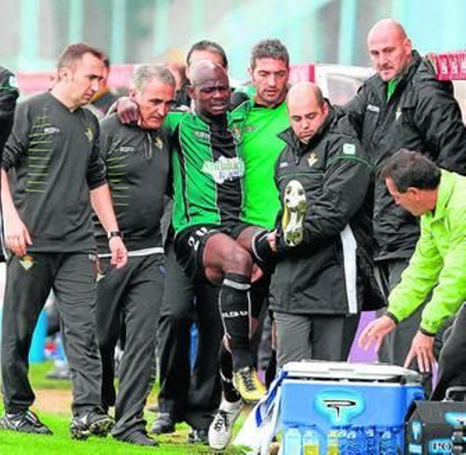 El camerunés Emana se lesionó ayer en Balaídos.