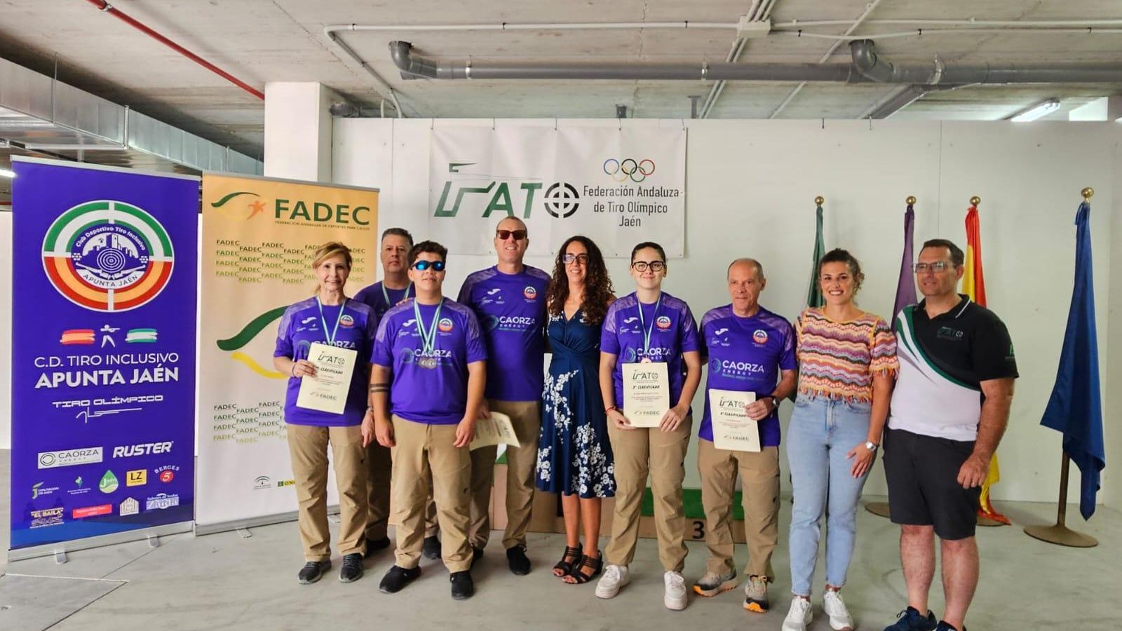 El equipo Apunta Jaén, con sus dos medallistas.