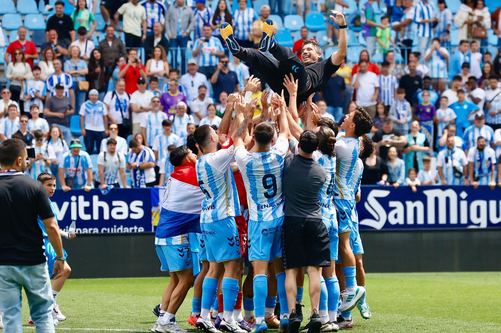 El Atlético Malagueño celebra su ascenso.