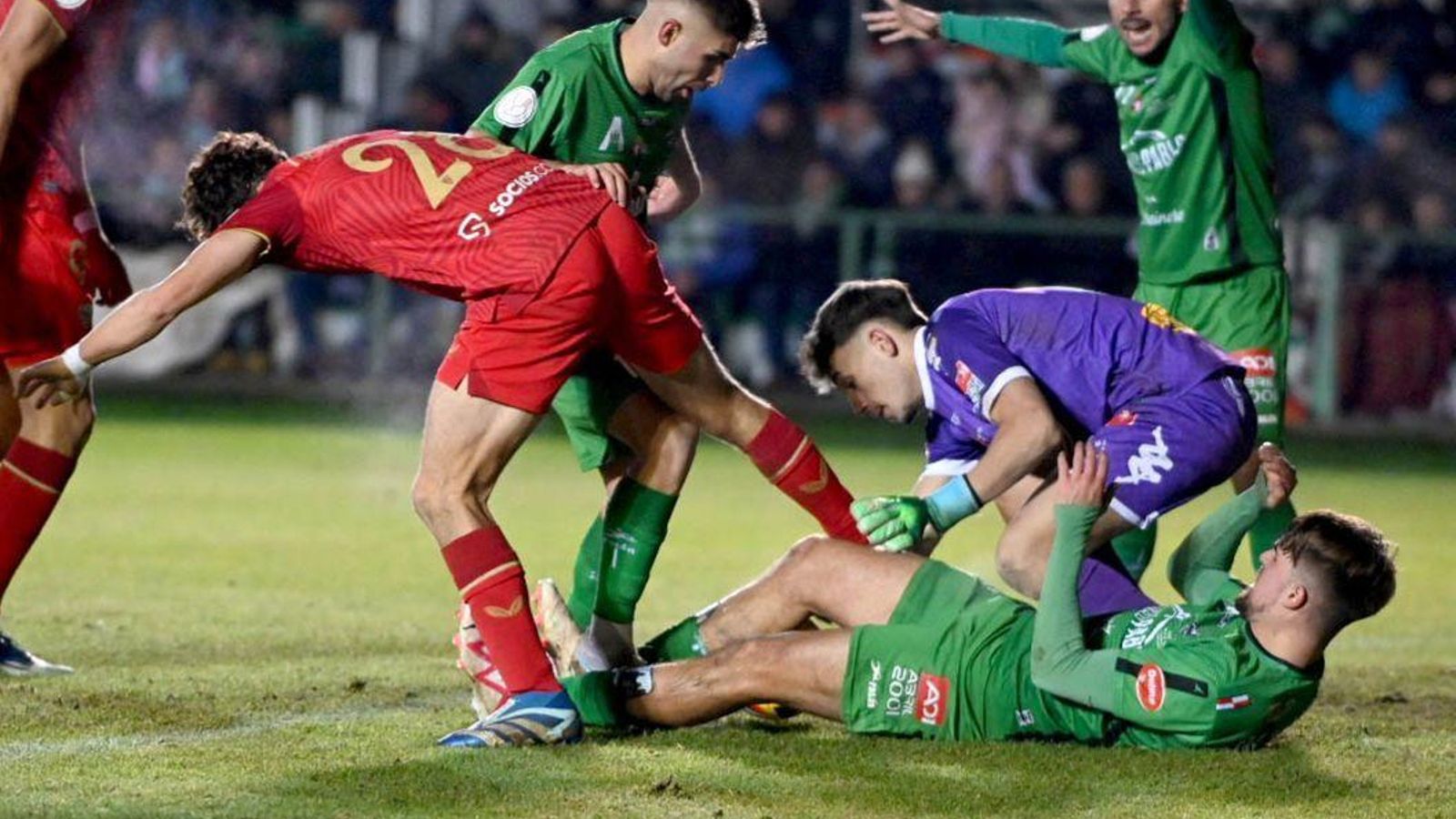 Manu Bueno lucha por un balón dentro del área leonesa.