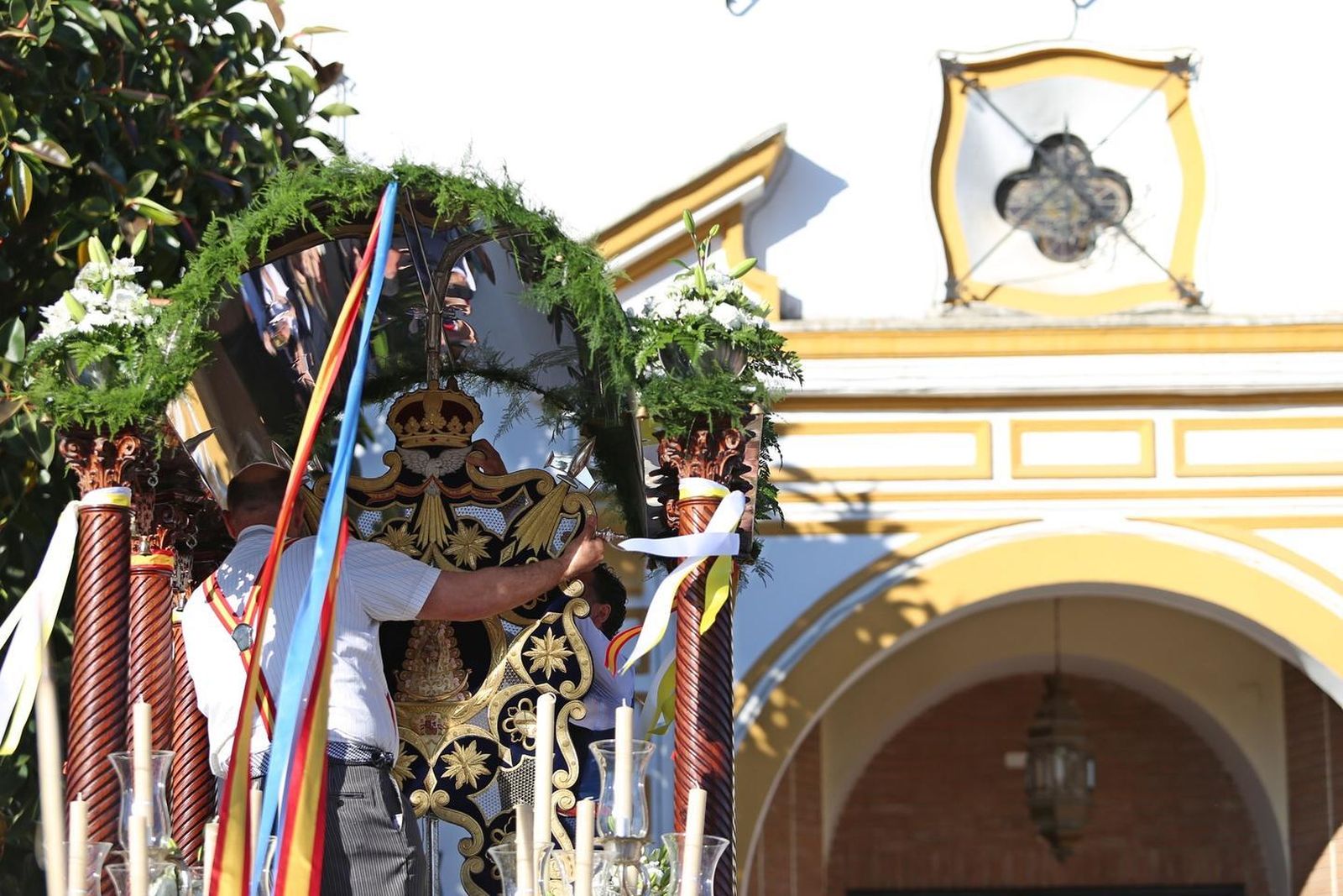 La salida hacia El Rocío de la Hermandad Castrense