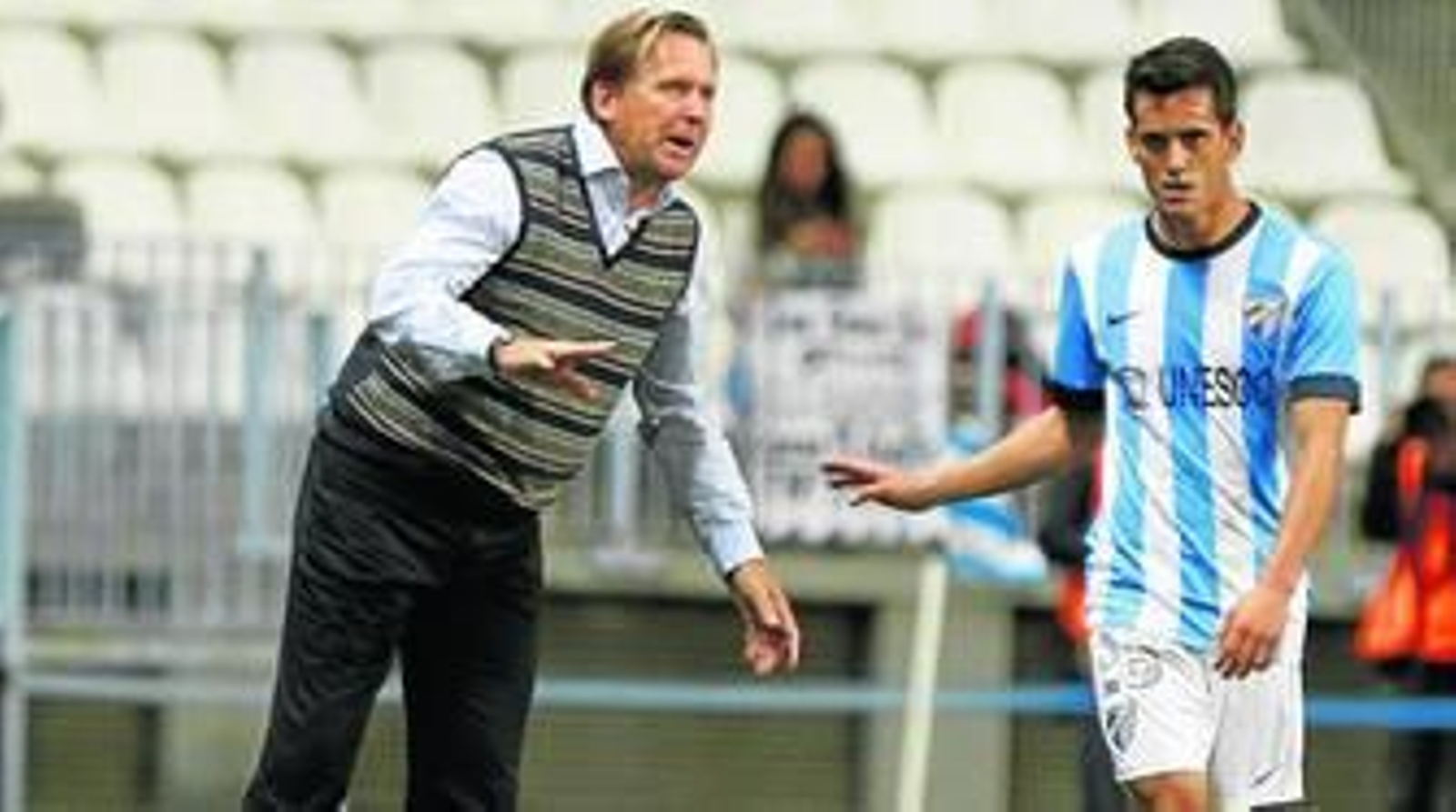Juanmi recibe instrucciones de Schuster durante un partido de esta temporada.
