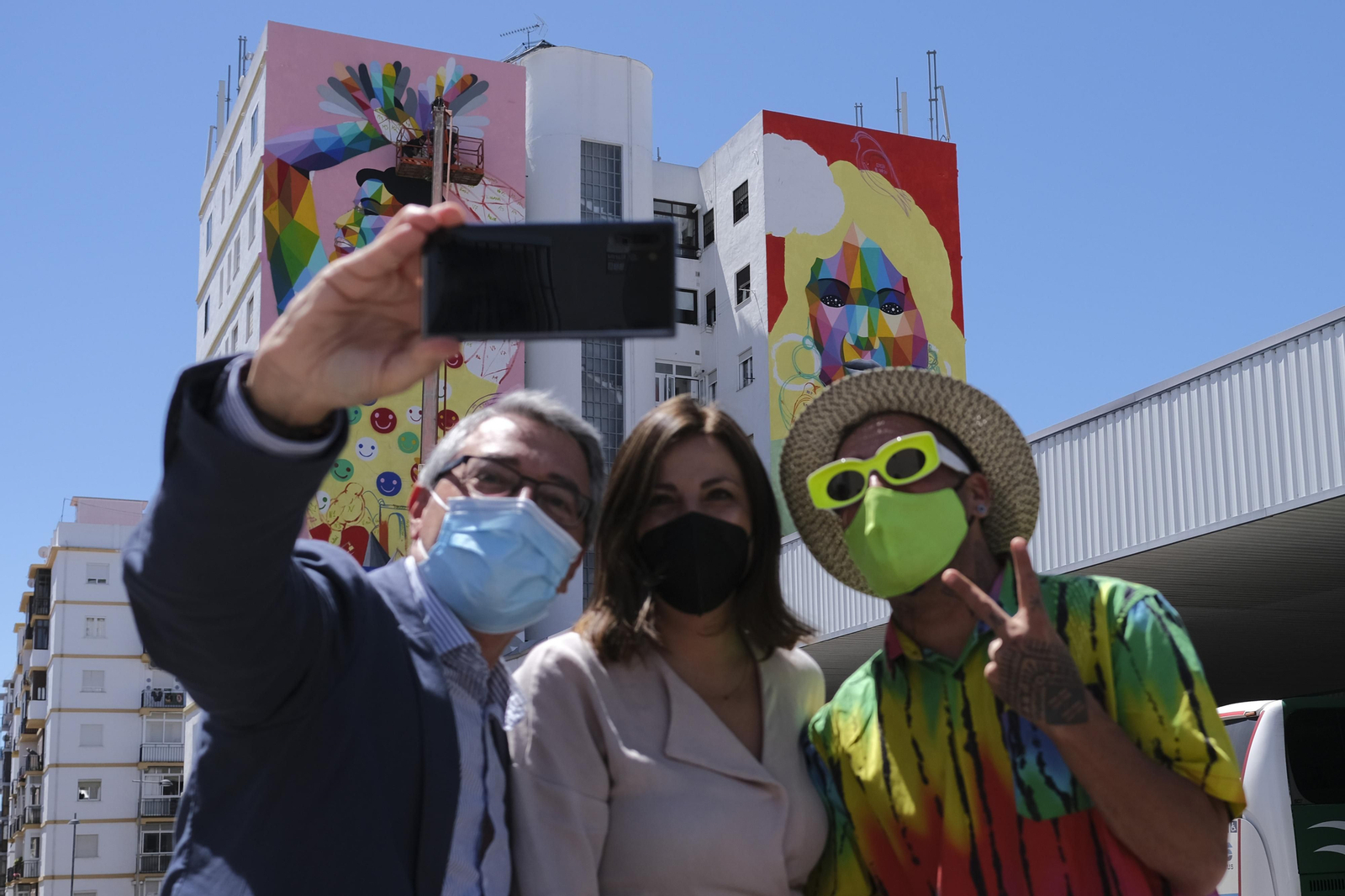 Okuda se toma una fotografía junto a la alcaldesa de Ronda y el presidente de Diputación. Okuda se toma una fotografía junto a la alcaldesa de Ronda y el presidente de Diputación.