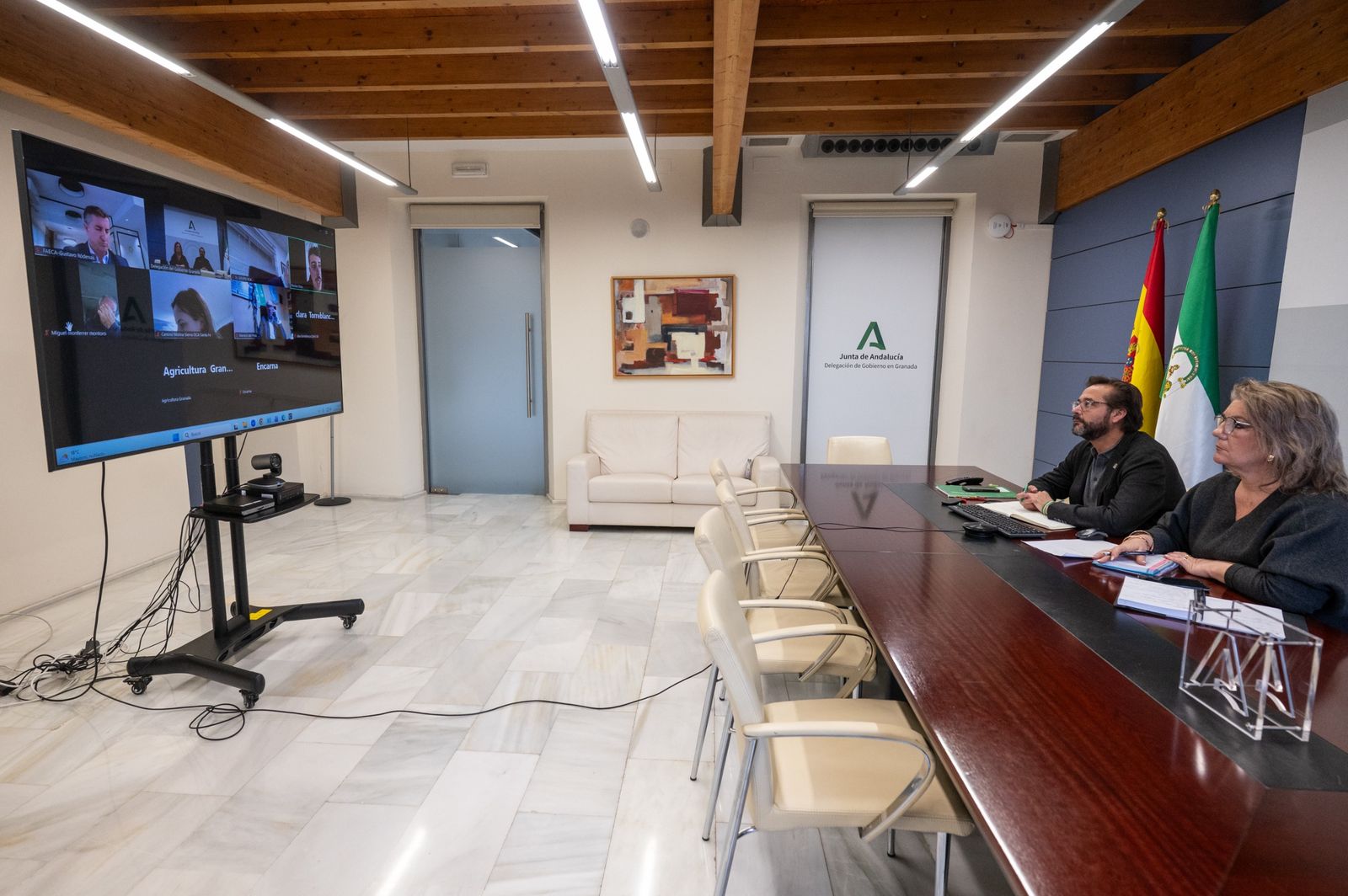 Antonio Granados y Carmen Lidia Reyes, en videoconferencia con representantes de los agricultores.