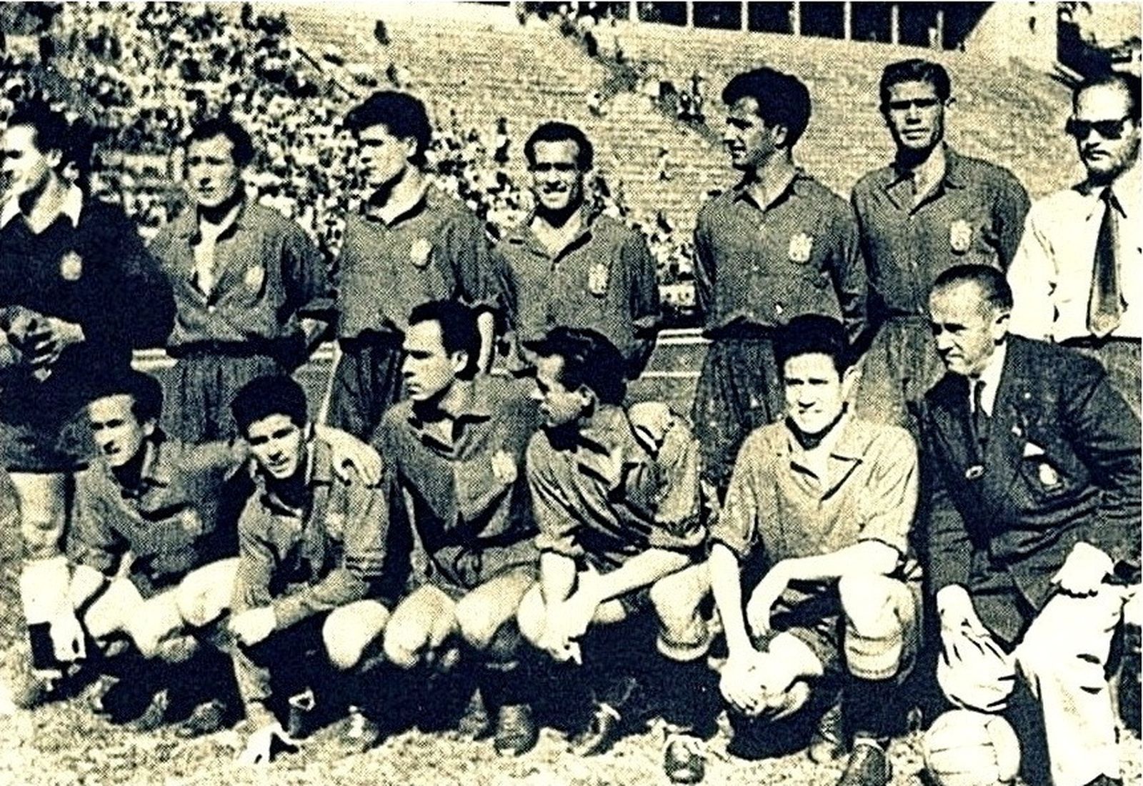 Eizaguirre, primero de los que están de pie, antes del partido entre España y Suecia que cerró la participación del equipo en Brasil 1950.