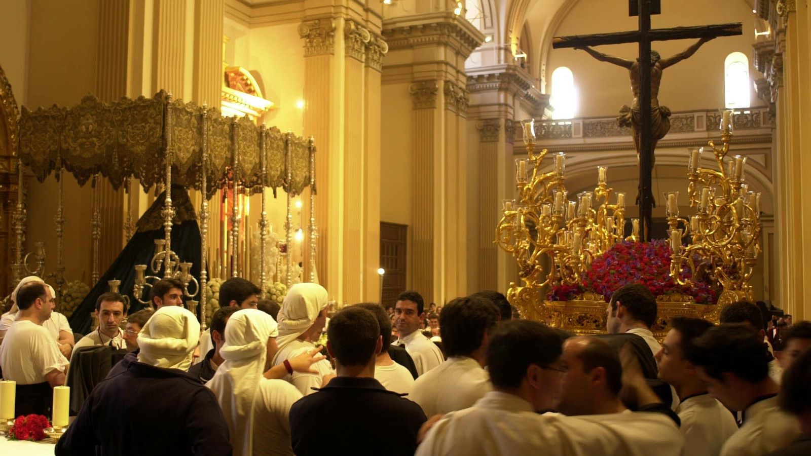 Los pasos de la Hermandad de la Sed en el interior de la Iglesia de la Concepción.