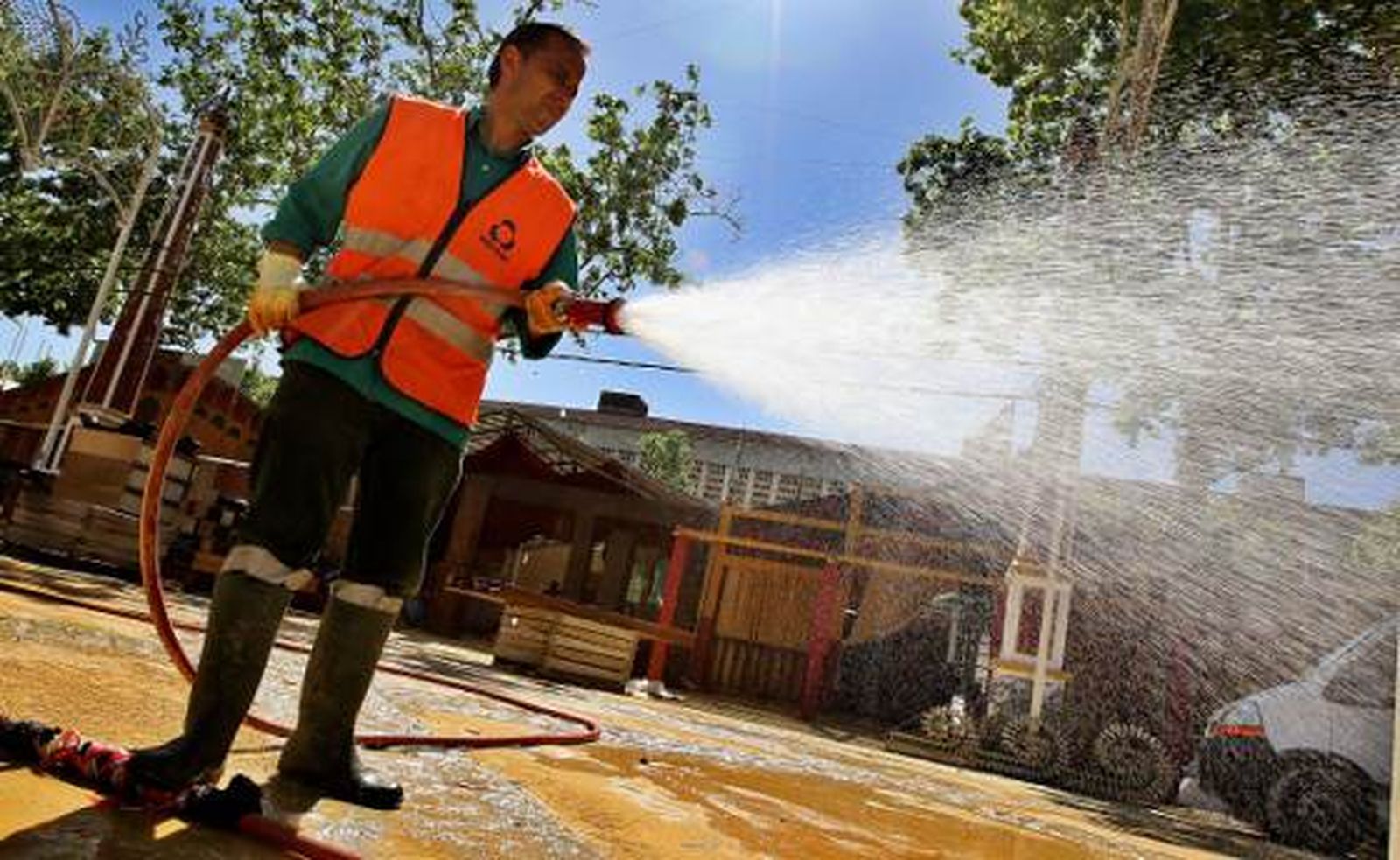 Un trabajador de Urbaser baldea un paseo.

Foto: M.A. Gonzalez