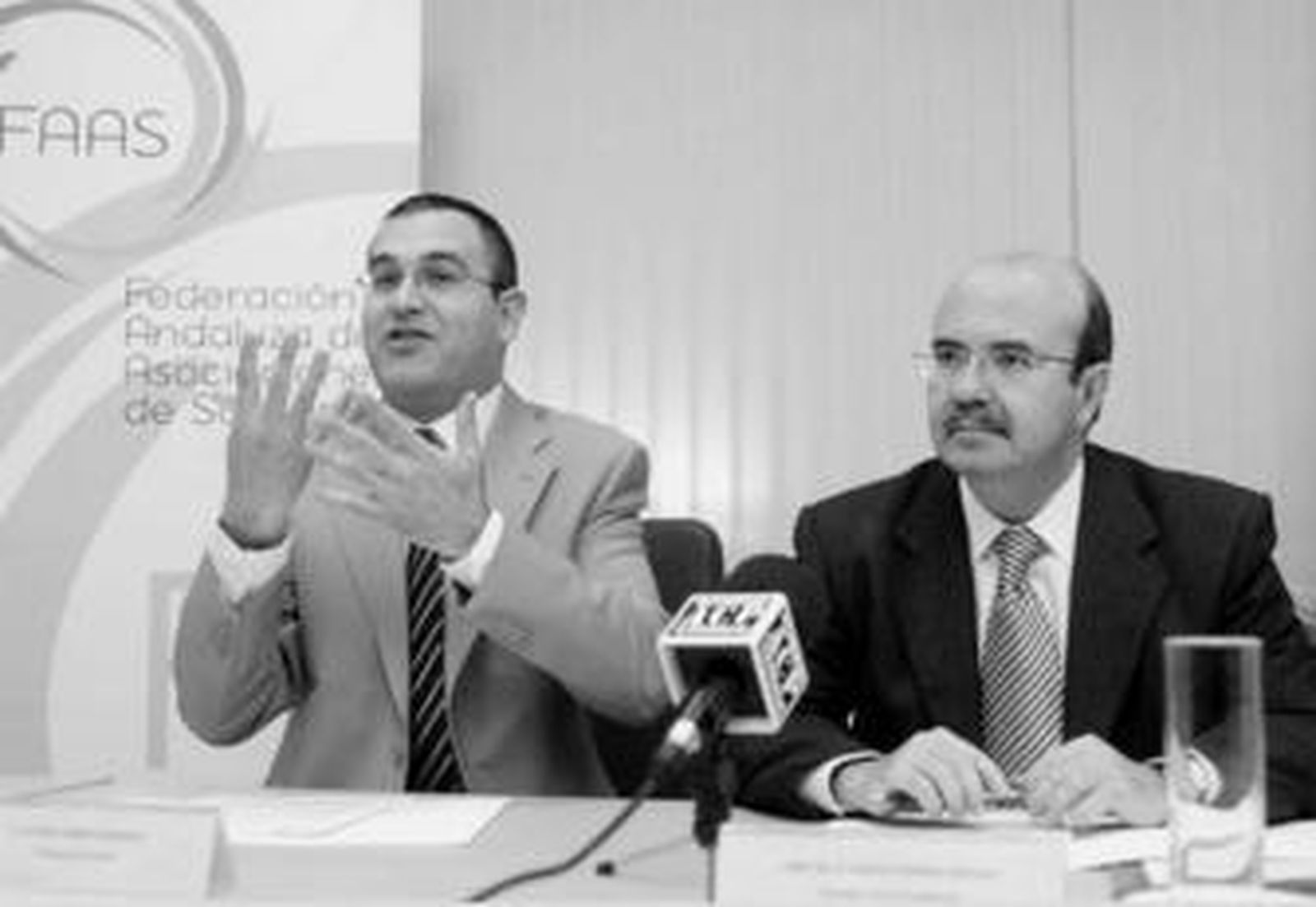 El consejero de Presidencia y el presidente de la Federación de Asociación de Personas Sordas, ayer.