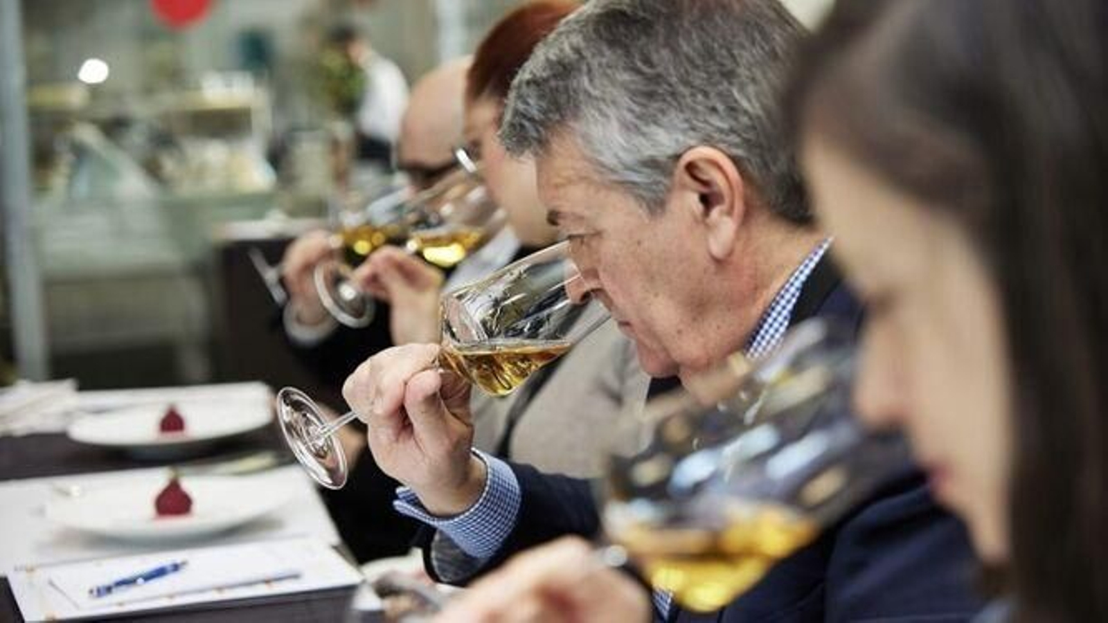 El presidente del Consejo Regulador en la cata como miembro del jurado de la final nacional de Copa Jerez. El presidente del Consejo Regulador en la cata como miembro del jurado de la final nacional de Copa Jerez.