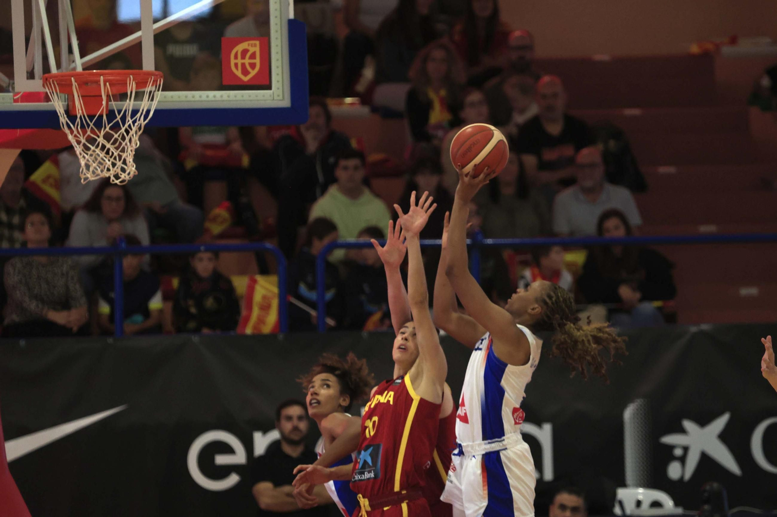 Fotos del partido y ambiente en el España-Francia del Torneo Internacional de Baloncesto Femenino en La Línea