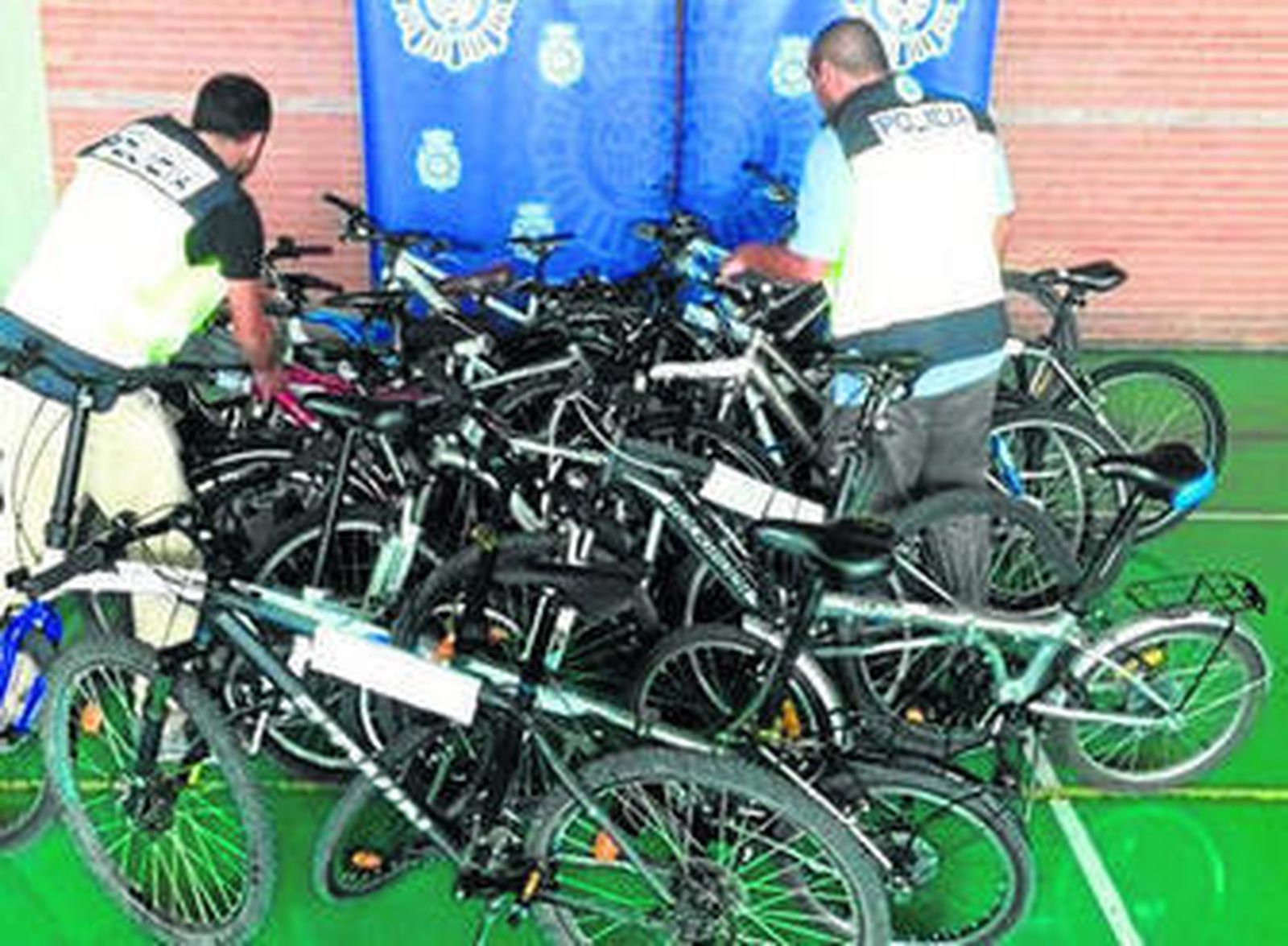 Las bicicletas intervenidas en varias tiendas.