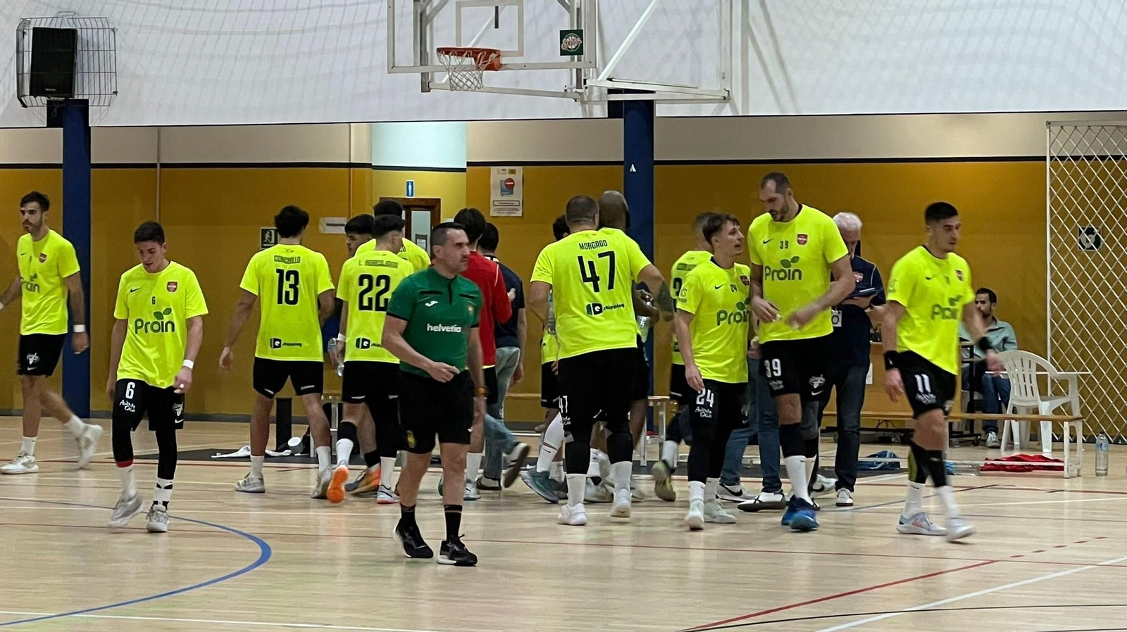 Los jugadores del Proin BM Sevilla salen de un tiempo muerto de Víctor Montesinos.