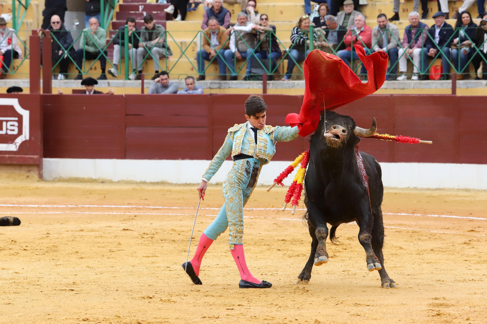 Imágenes de la novillada previa a la Semana Santa en la plaza de toros de La Línea