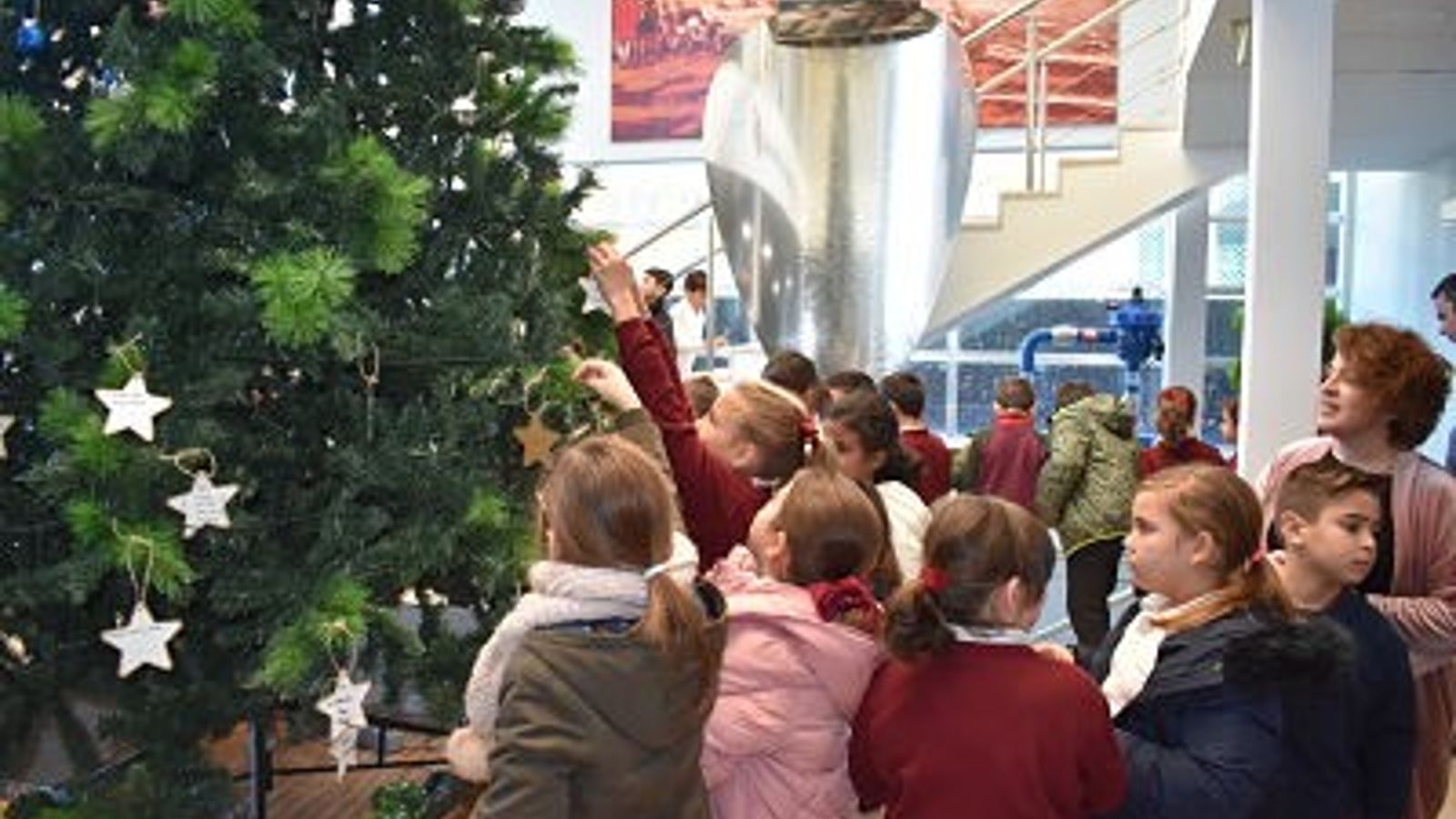 Los pequeños colgando sus deseos.