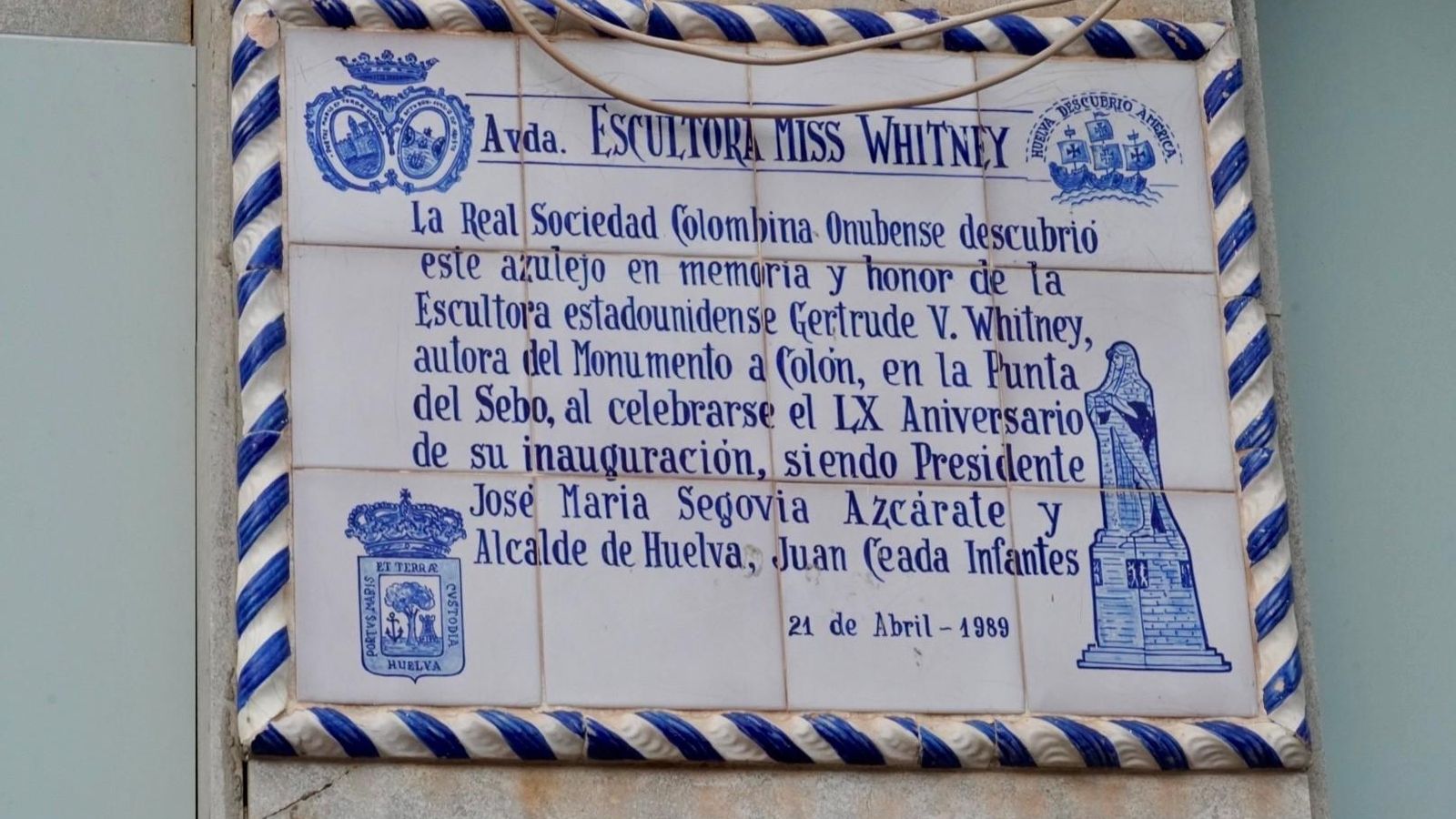 Placa conmemorativa de la escultora Miss Whitney.