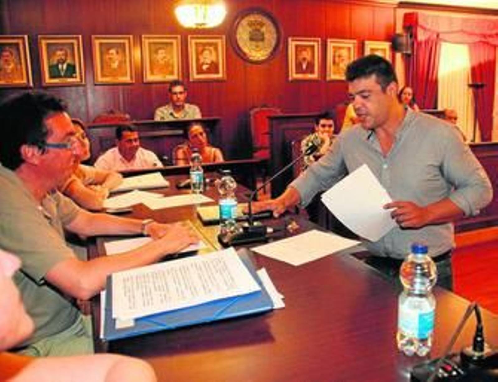 El concejal de IU, Javier Valderas, vuelve a jurar su cargo antes de dar comienzo la sesión plenaria.