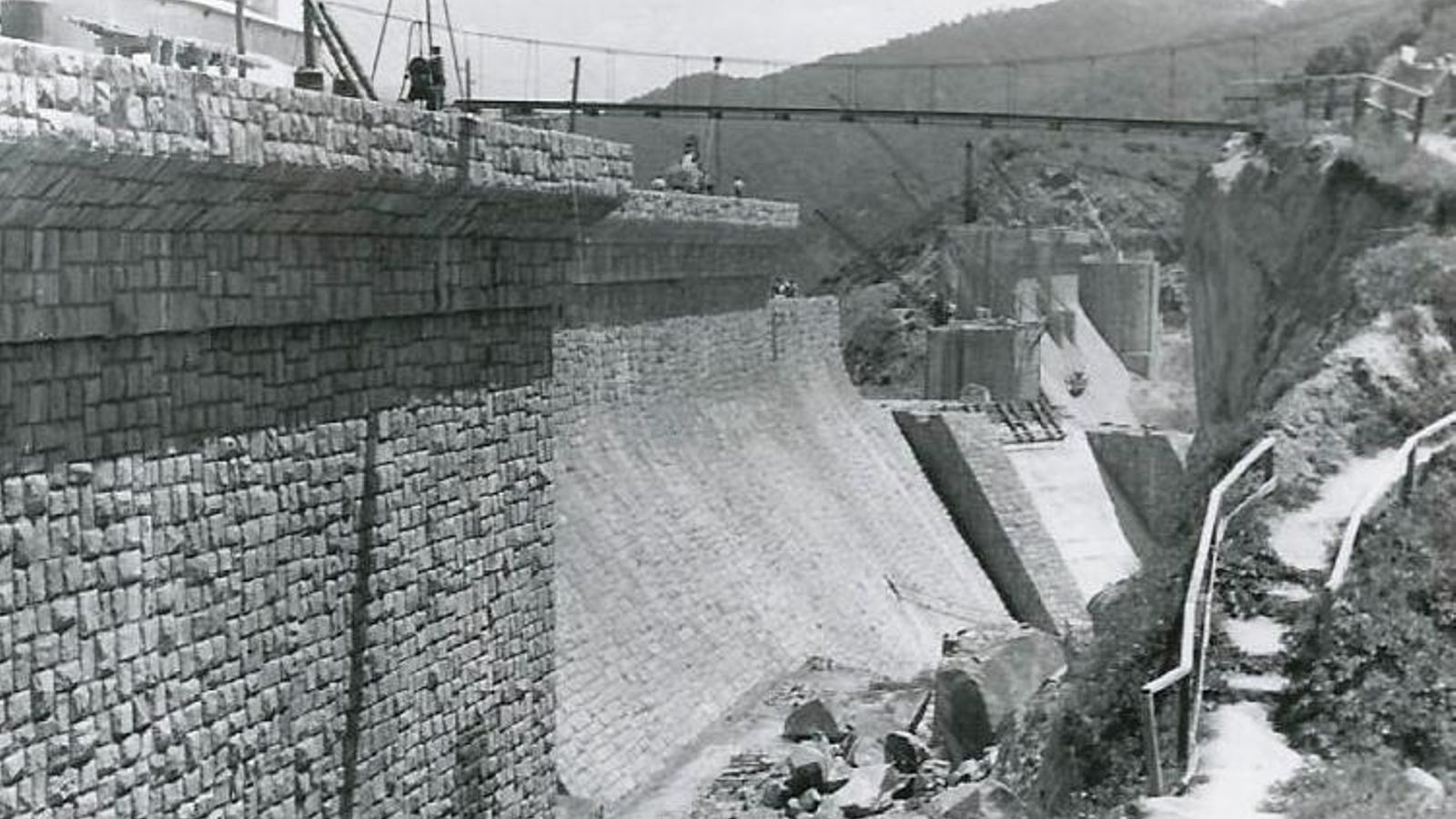 Imagen de la construcción de la presa en julio de 1959.