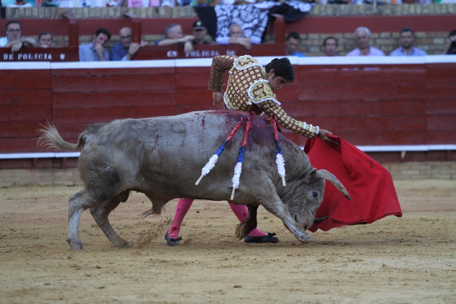 Imágenes de la faena de Miguel Angel Perera en el coso Onubense.