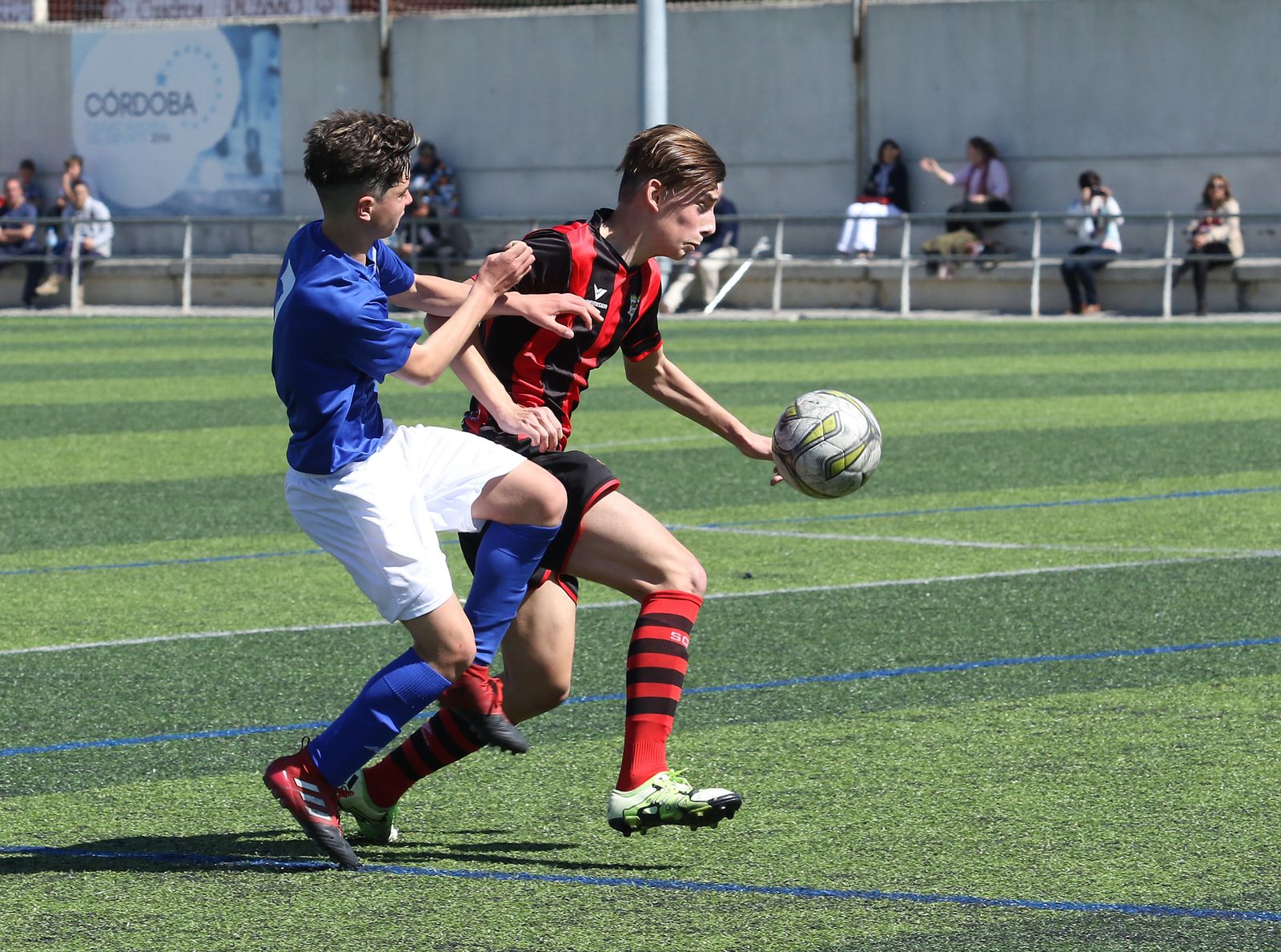 Un jugador del Séneca intenta escapar de la presión de uno del Altair.