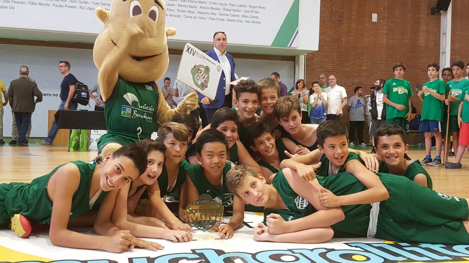 Los jugadores del EBG celebra el título.