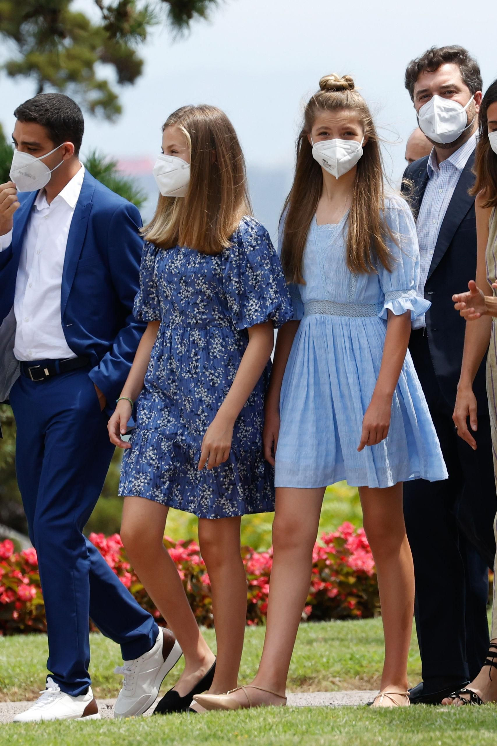 La princesa Leonor y la infanta Sofía, en su encuentro con los premiados.