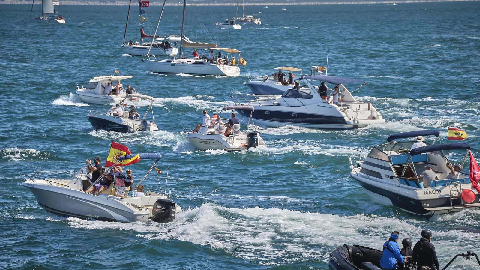 Parada naval y aérea en homenaje a Elcano en aguas de Sanlúcar. Parada naval y aérea en homenaje a Elcano en aguas de Sanlúcar.