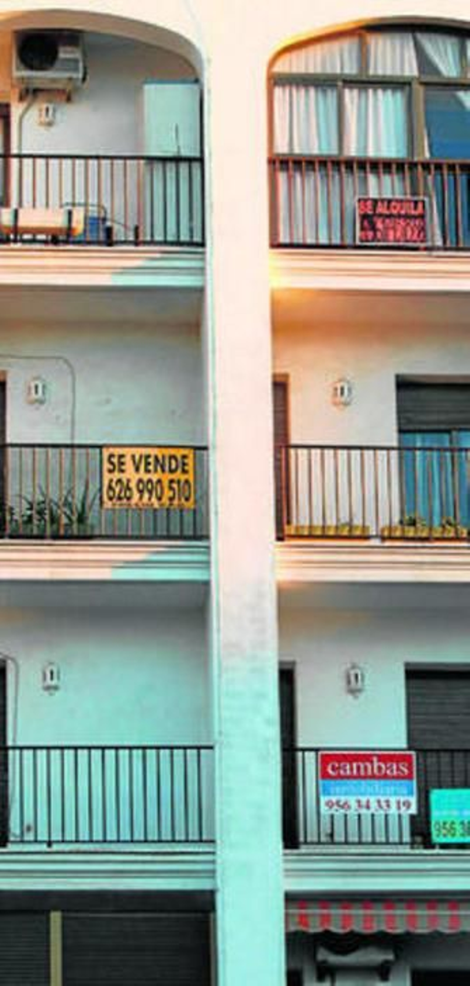 Bloque de pisos con varios inmuebles en venta.
