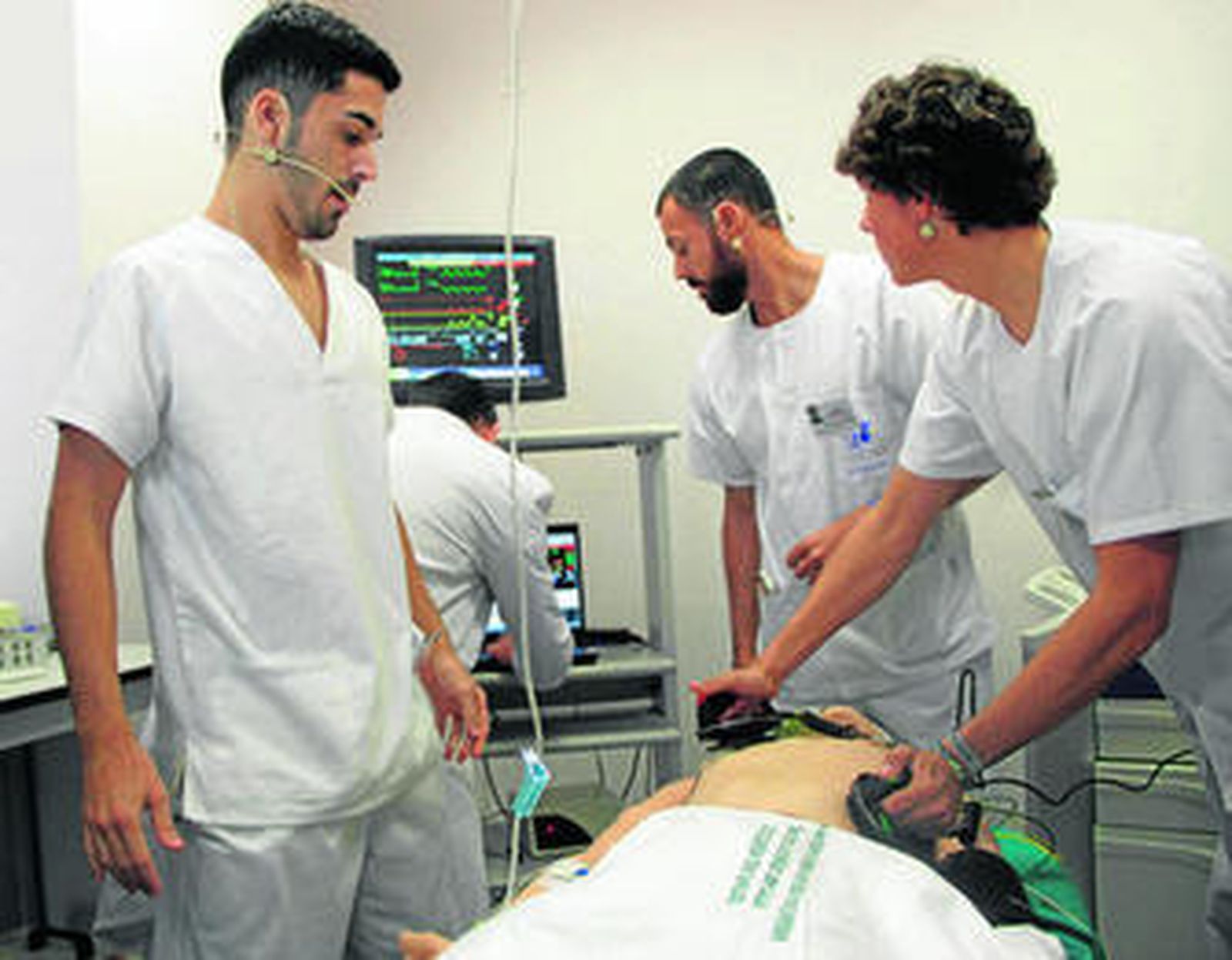 Varios alumnos de la carrera de enfermería realizando prácticas.