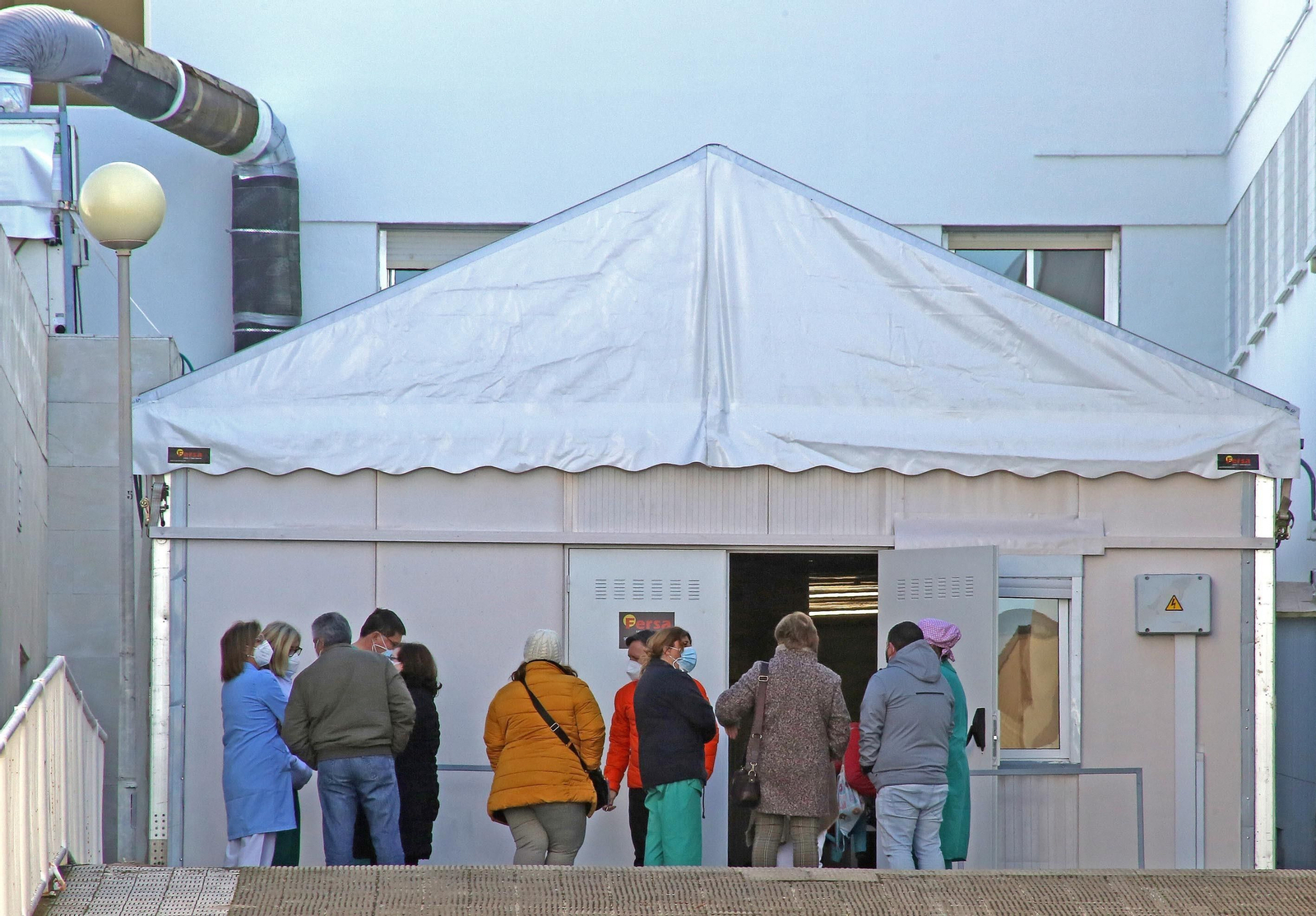 Carpa instalada en el hospital de Jerez para el plan de vacunación.