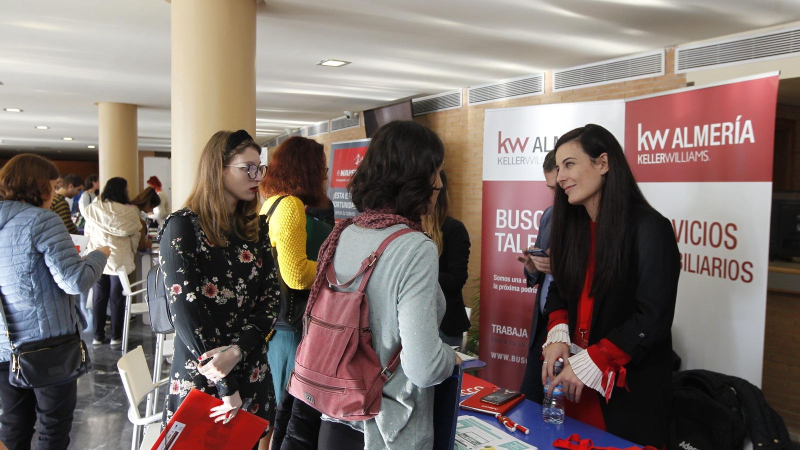 Los jóvenes han entregado multitud de currículum.