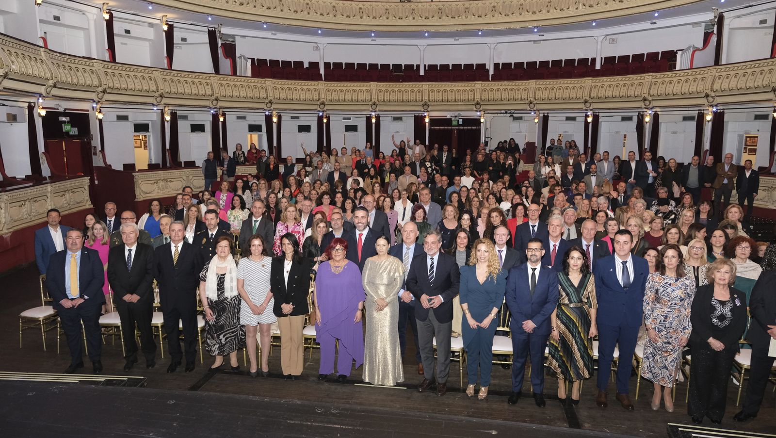 Más de 600 personas arropan a los profesionales en la gala conmemorativa de su patrón, San Juan de Dios